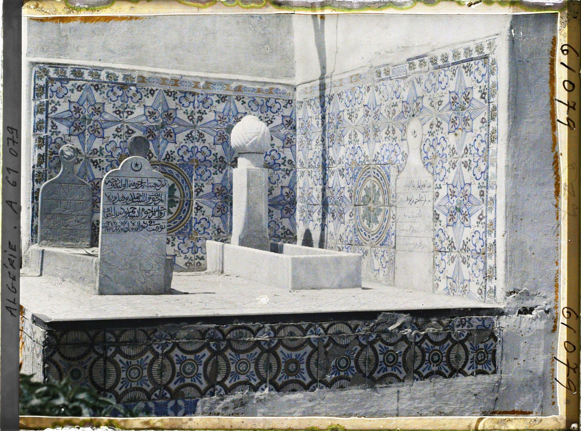 Image représentant Tombes décorées de faïences, probablement dans la cour de la mosquée de Sidi Abd-er-Rhamane