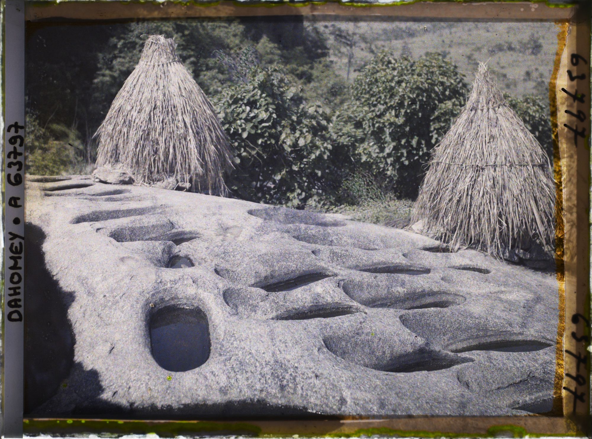 Image représentant Greniers à mil et trous dans le granit permettant d'écraser le mil avec une autre pierre