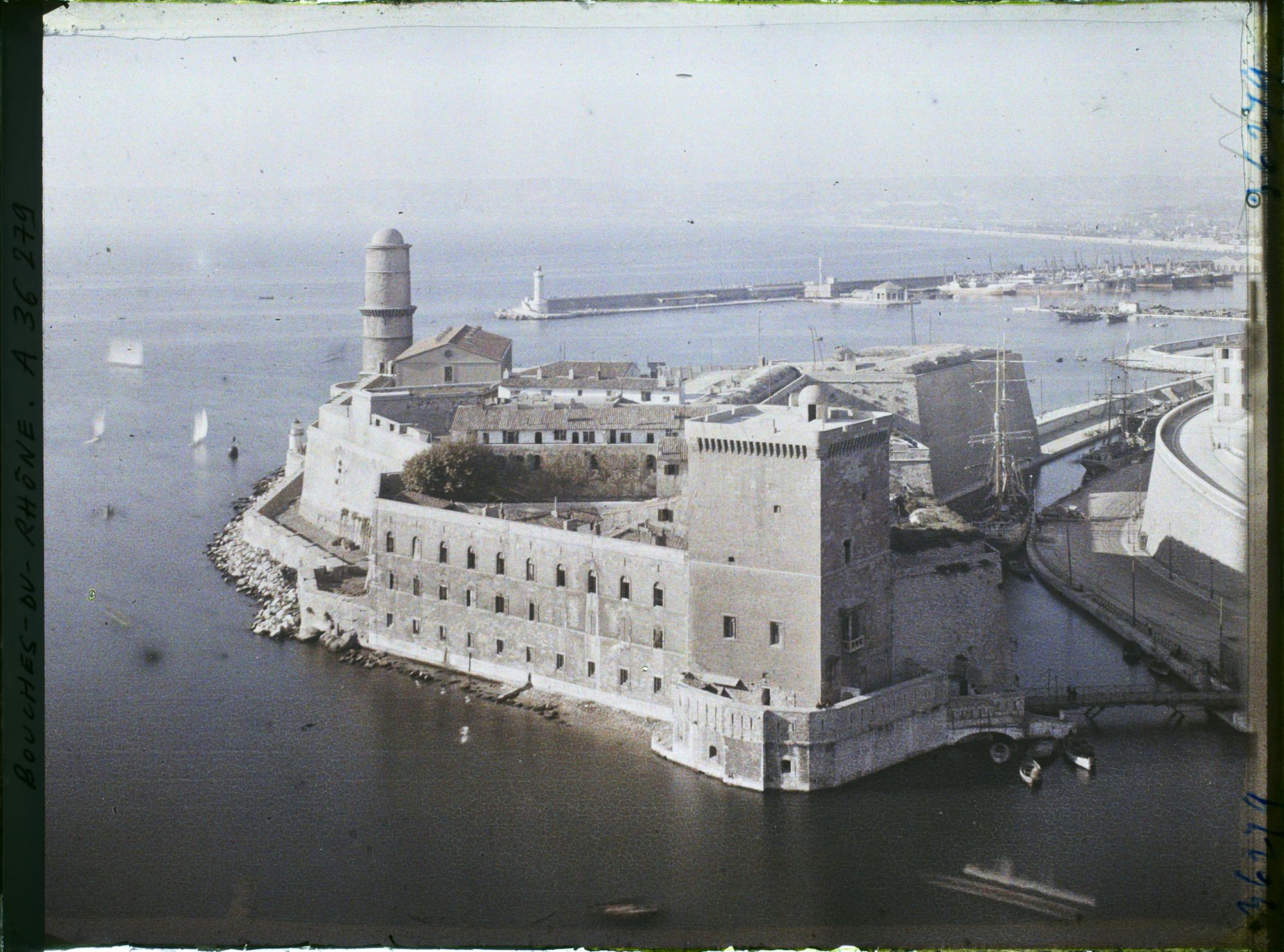 Image représentant Le fort Saint-Jean et le phare de Sainte-Marie