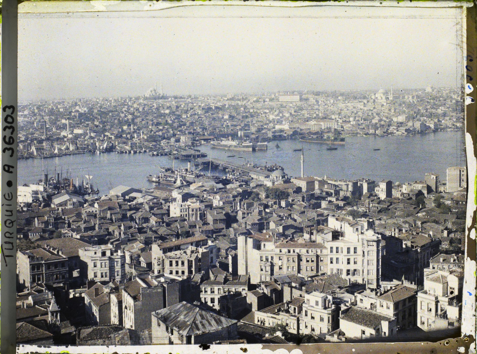 Image représentant La Corne d'Or, vue depuis le haut de la tour de Galata (rive gauche, nord)