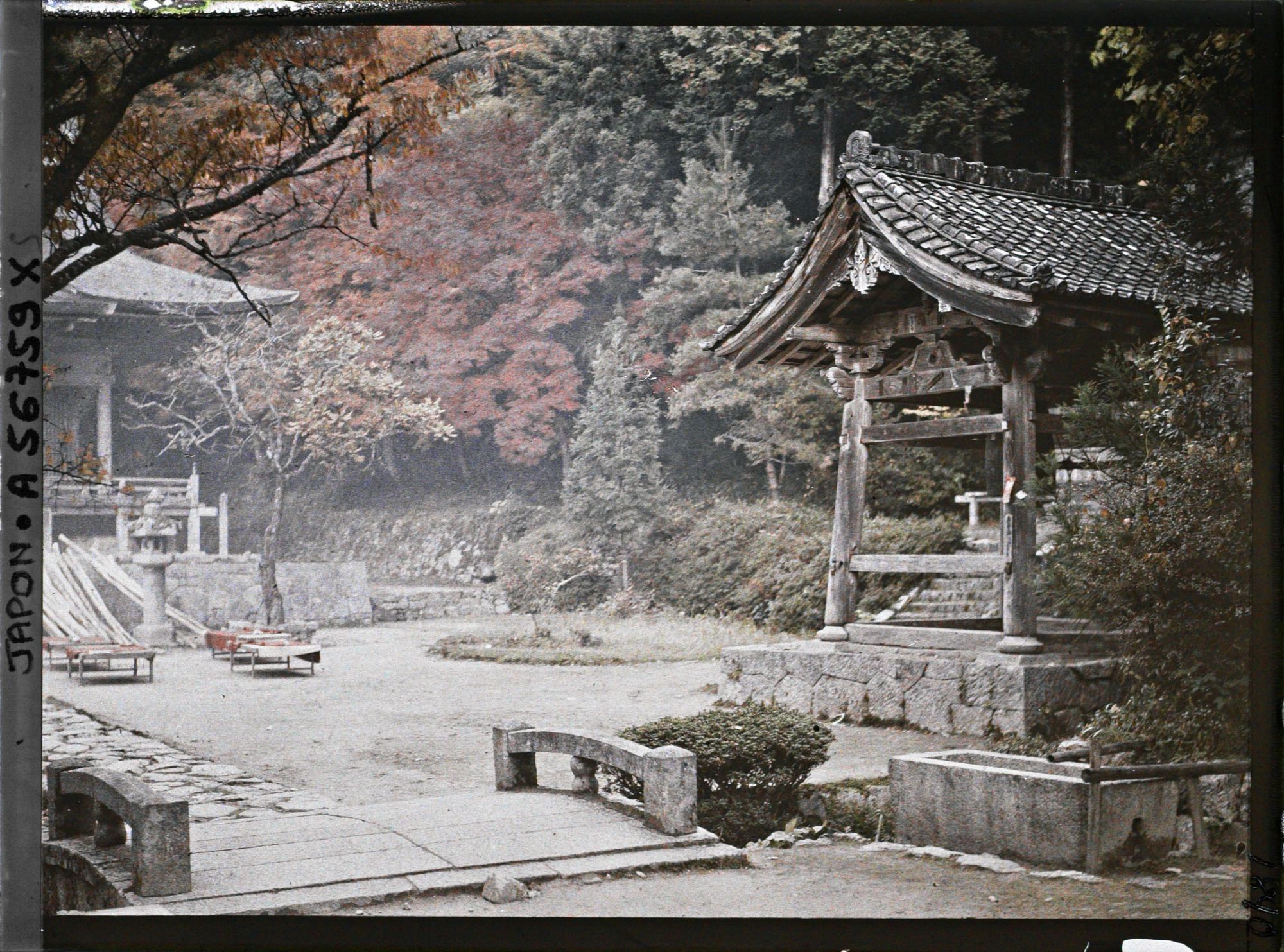 Image représentant Temple Shorin-in : la fontaine et le shôrô (beffroi) à droite, au fond un bout du hondô