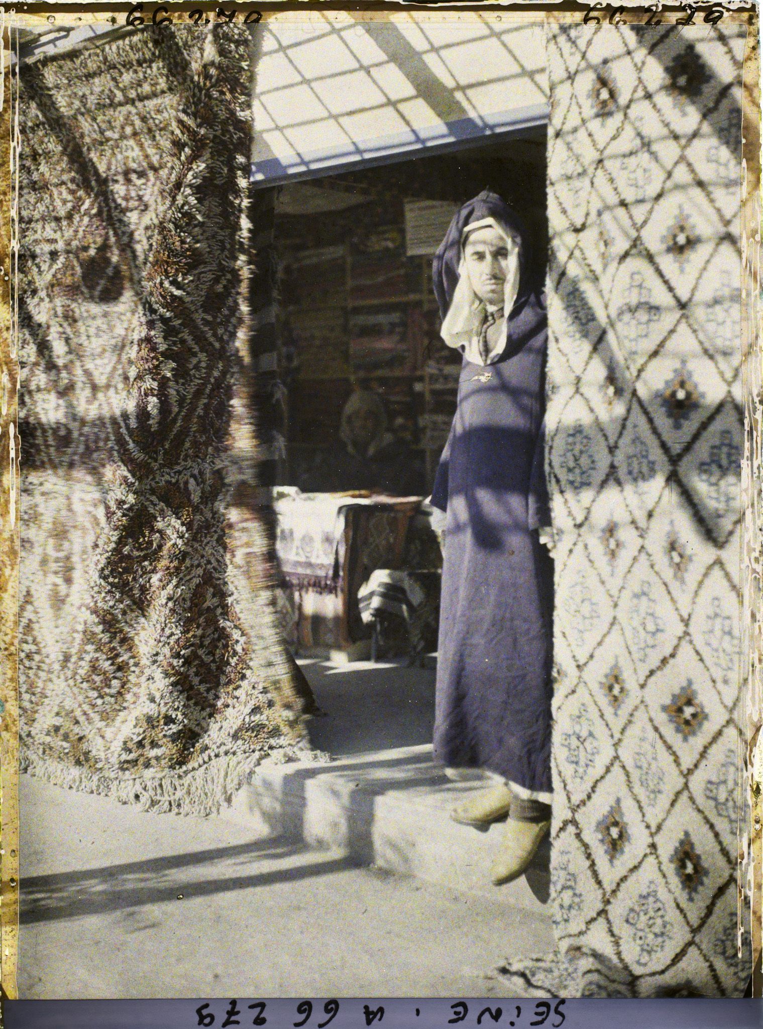 Image représentant L'Exposition Coloniale Internationale de 1931, marchand de tapis marocain