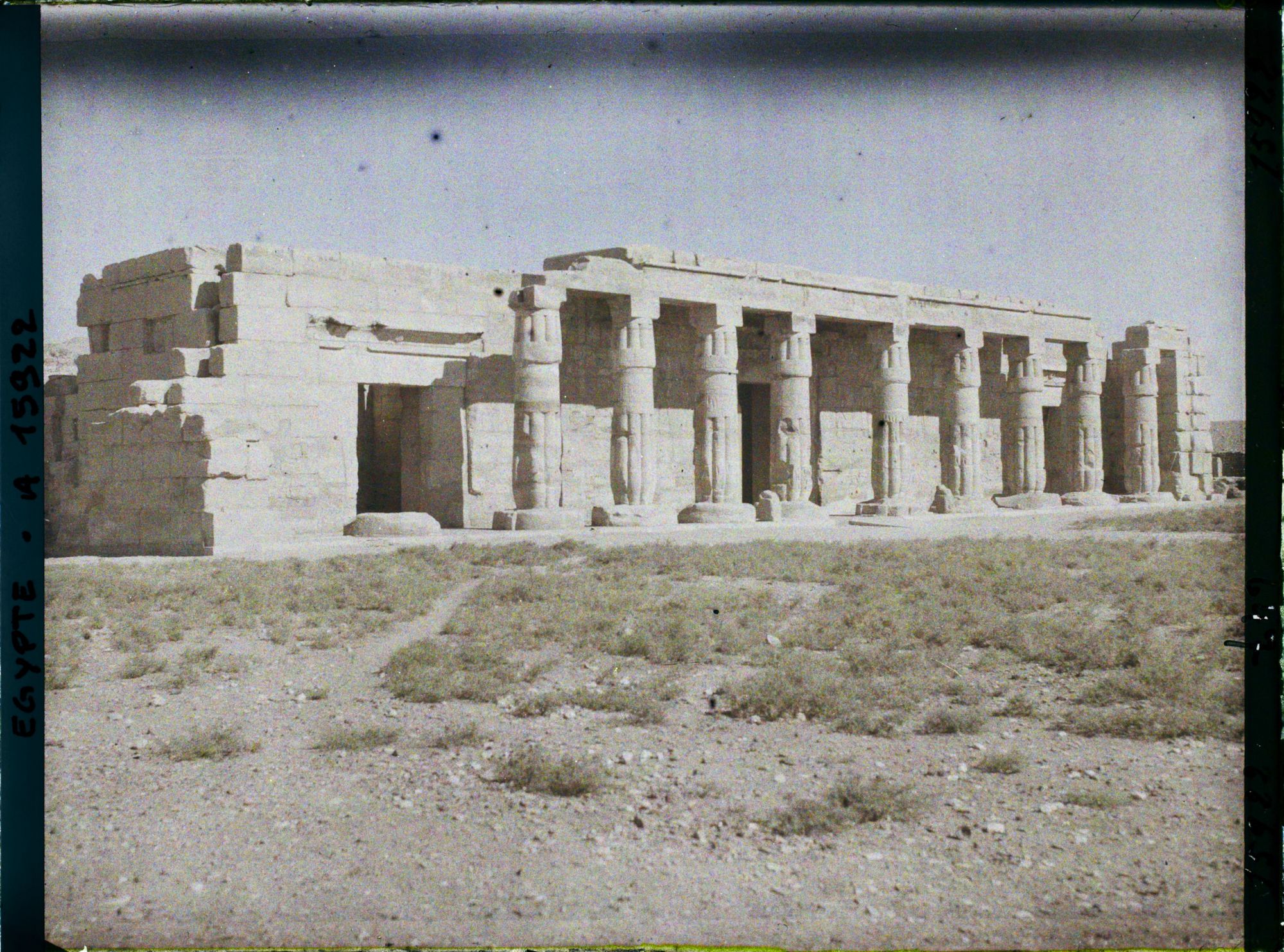 Image représentant Portique d'entrée du temple de Séthi Ier à Gournah