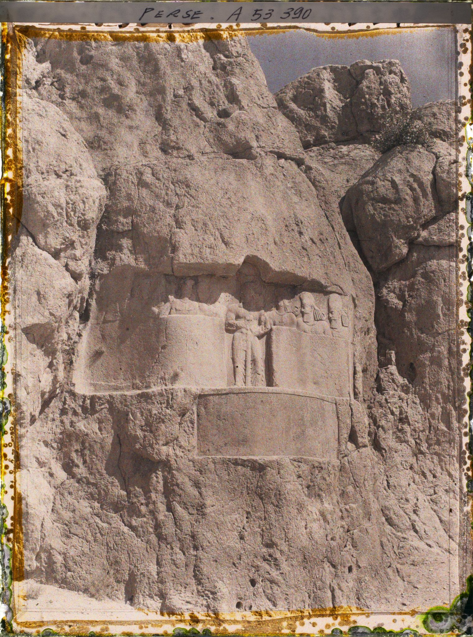 Image représentant Bas-relief sassanide représentant le roi Rahram II et sa suite (?)