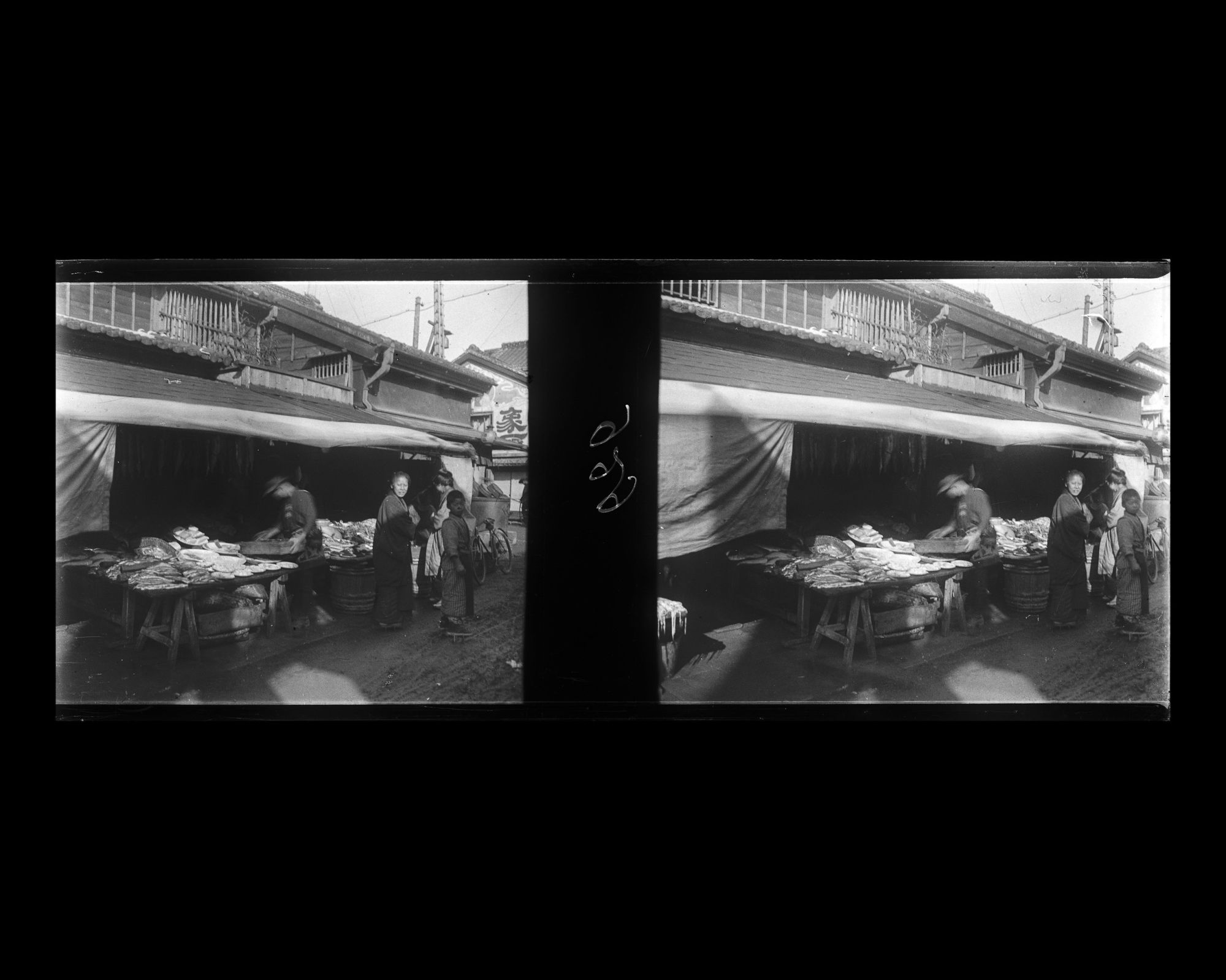 Image représentant Scène de rue près de l'étal d'un marchand de produits alimentaires