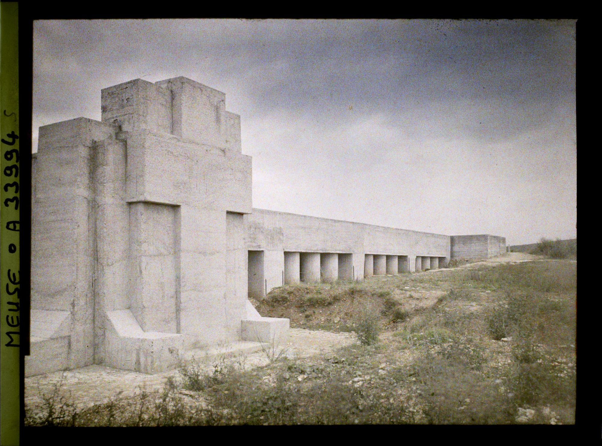 Image représentant France, Douaumont, La tranchée vue de l'extérieur