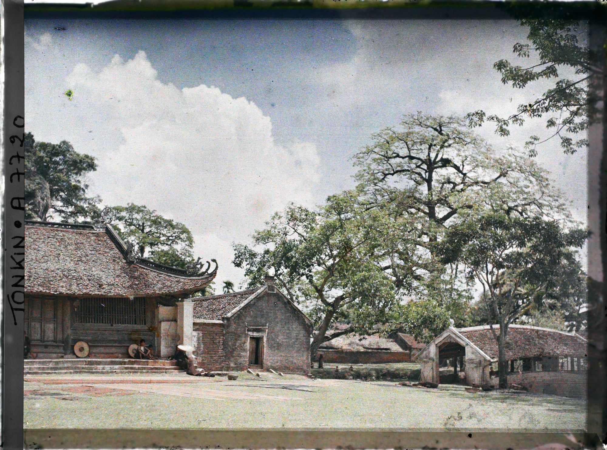 Image représentant Une vue partielle de la pagode Thay dite également de la "Félicité céleste" (Thien Phuc), située au pied du récif calcaire Sai-so'n
