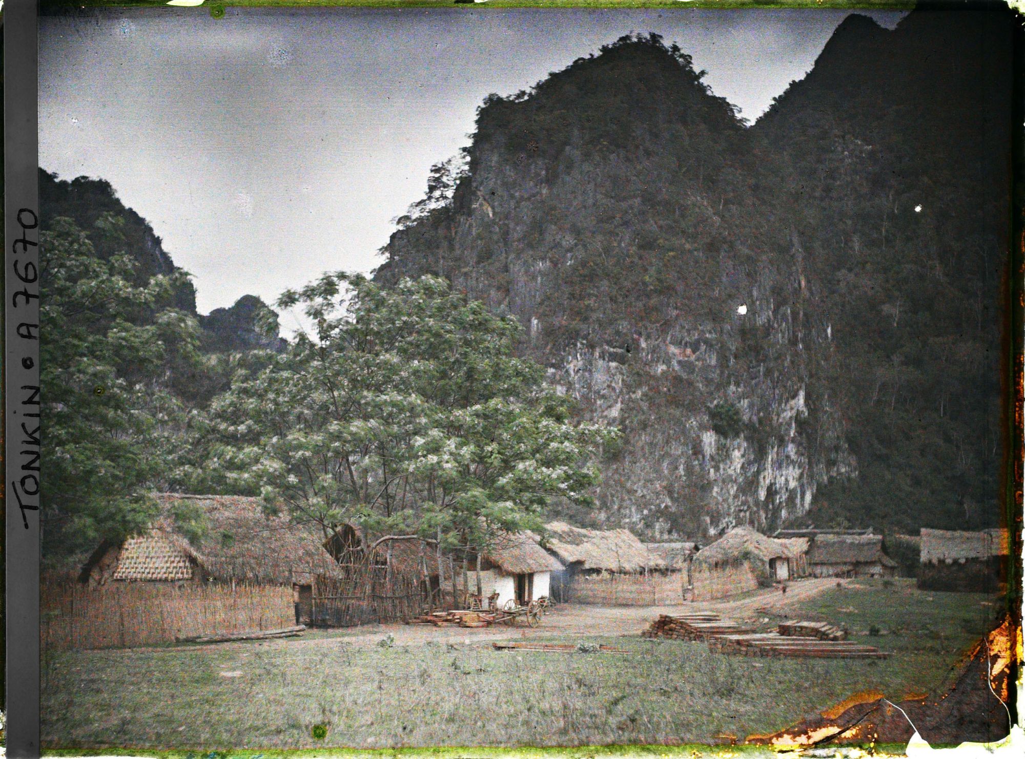 Image représentant Une vue générale du village, dans le massif de Bac-so'n (ou massif de Cai-binh)