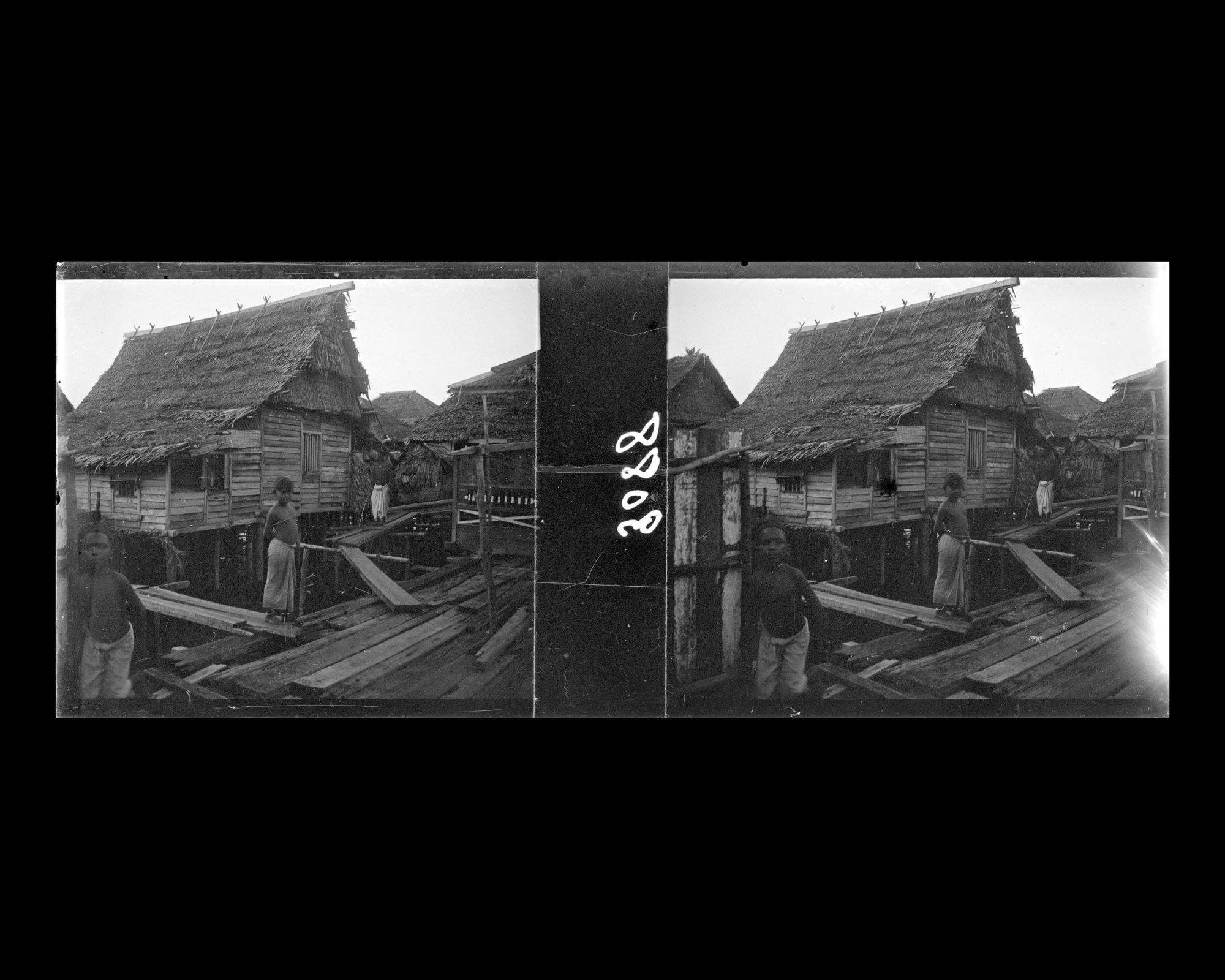 Image représentant Enfants du village sur pilotis