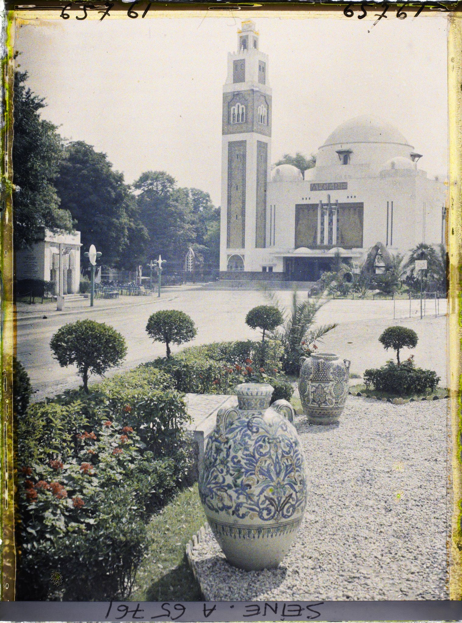 Image représentant L'Exposition Coloniale Internationale de 1931, vue en direction du pavillon de l'Algérie