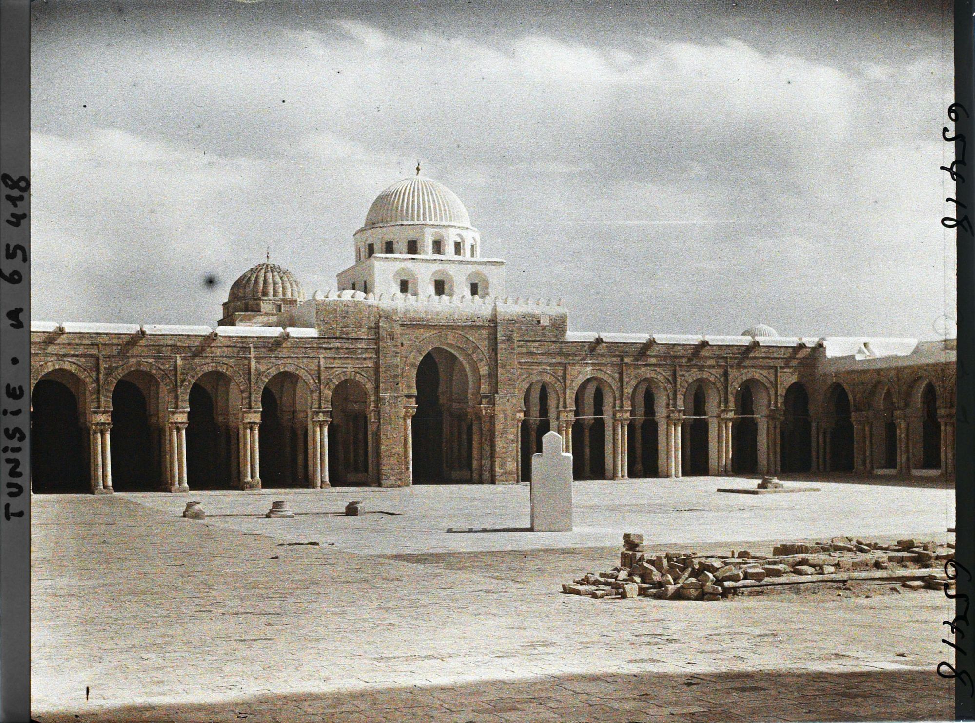 Image représentant La cour devant la façade méridionale du narthex, surmonté de la coupole, de la Grande Mosquée dans la médina