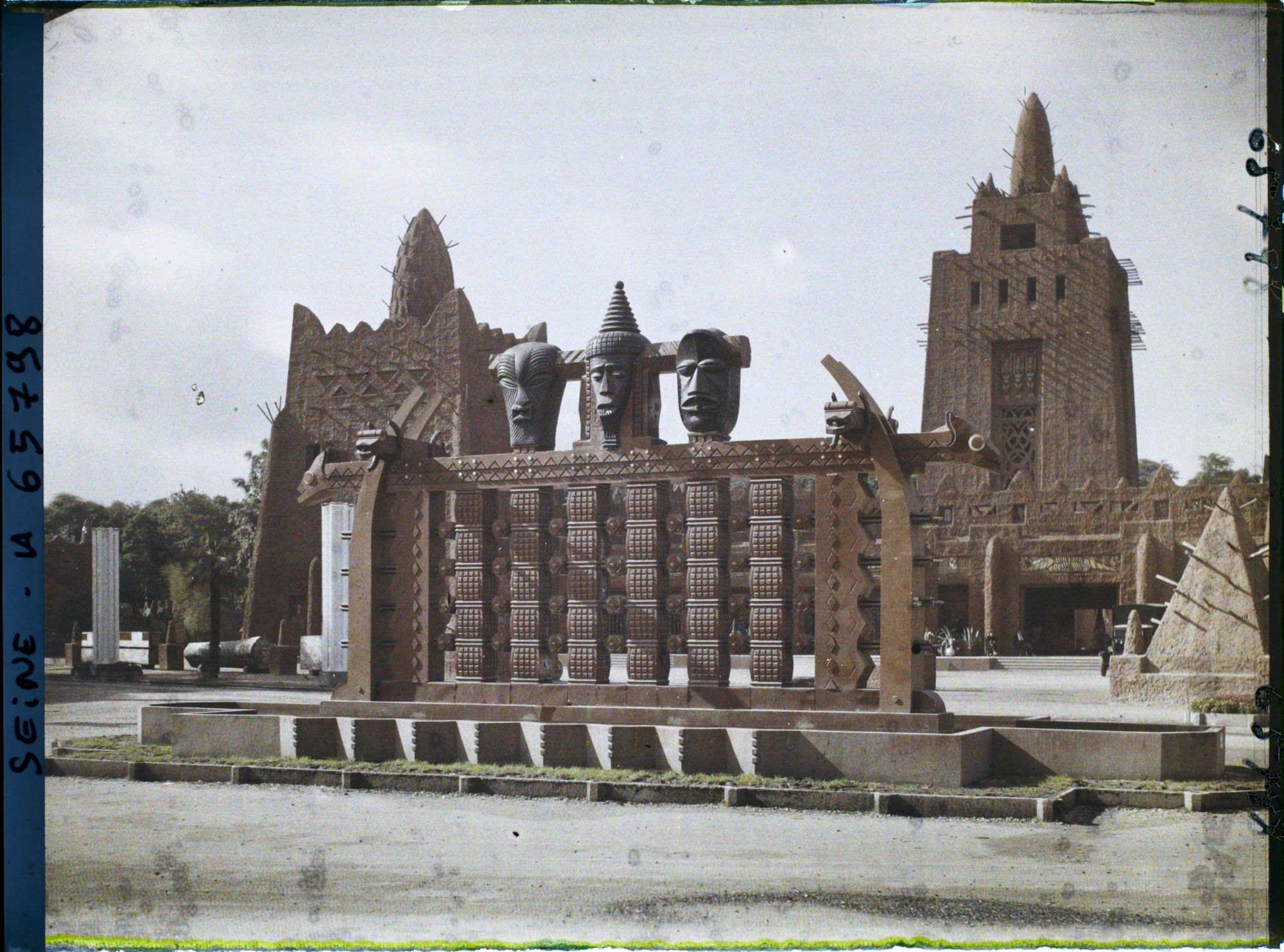 Image représentant L'Exposition Coloniale Internationale de 1931, le pavillon de l'AOF (Afrique occidentale française) et la fontaine des totems