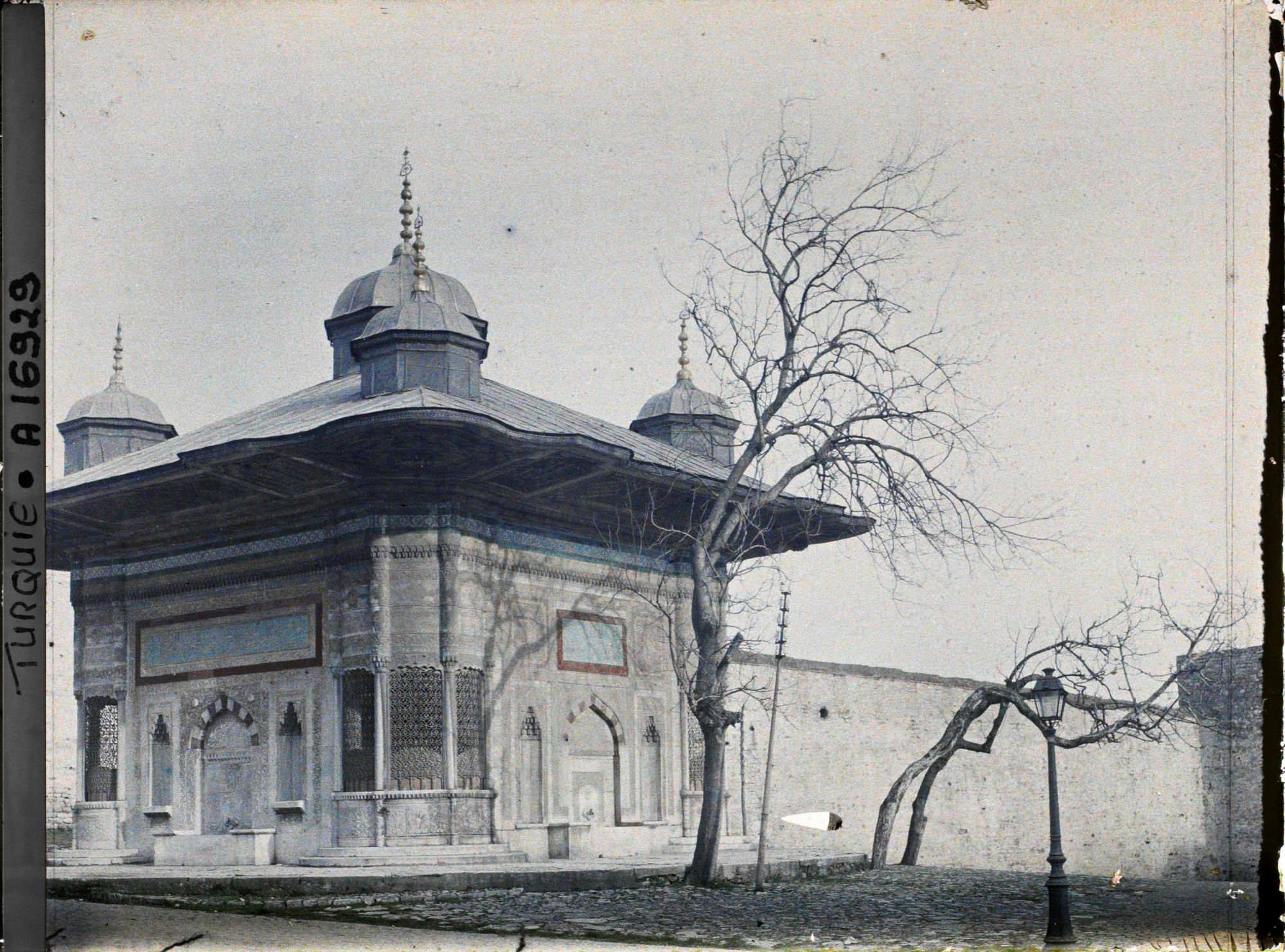 Image représentant Sultan Ahmet Ceshesi ("fontaine du Sultan Ahmet III") construite en 1728
