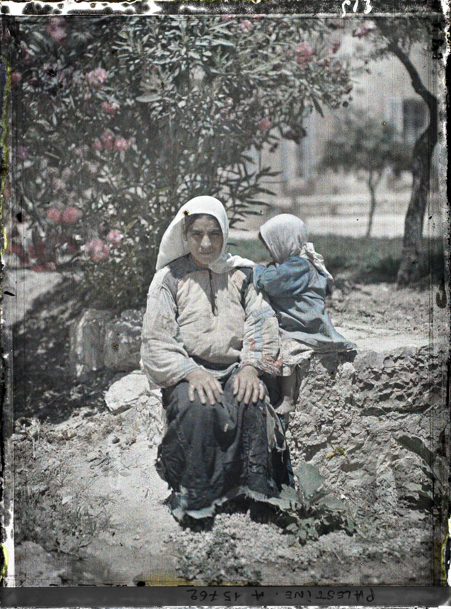 Image représentant Une bédouine (?) et son enfant
