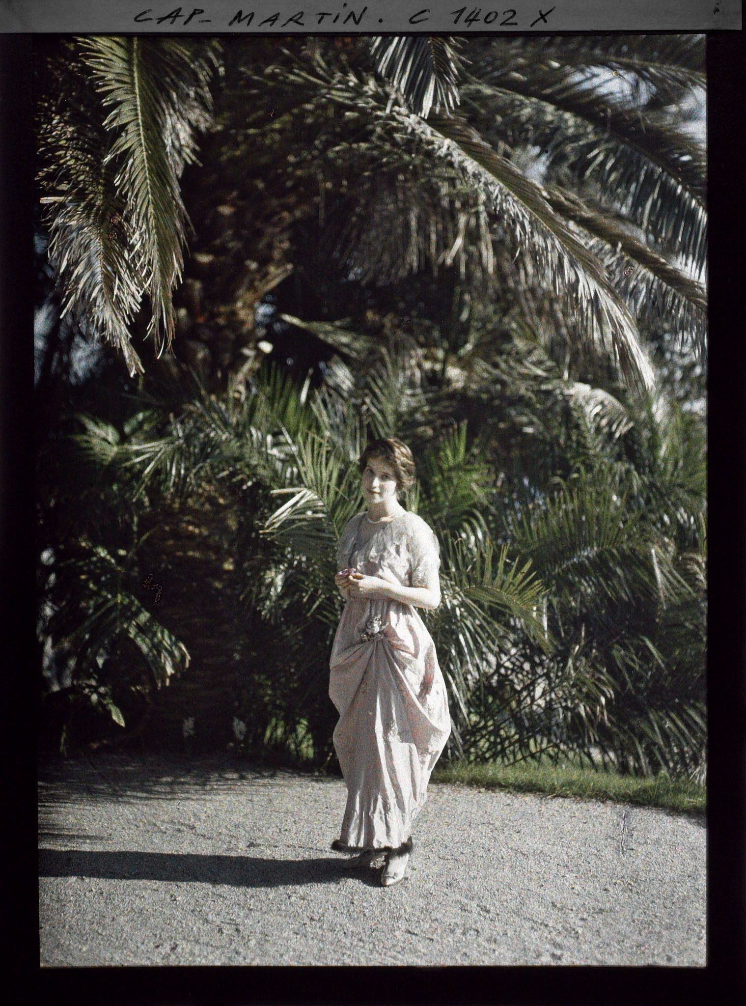 Image représentant Melle Marie-Yvonne von Schoen dans le jardin d'Albert Kahn