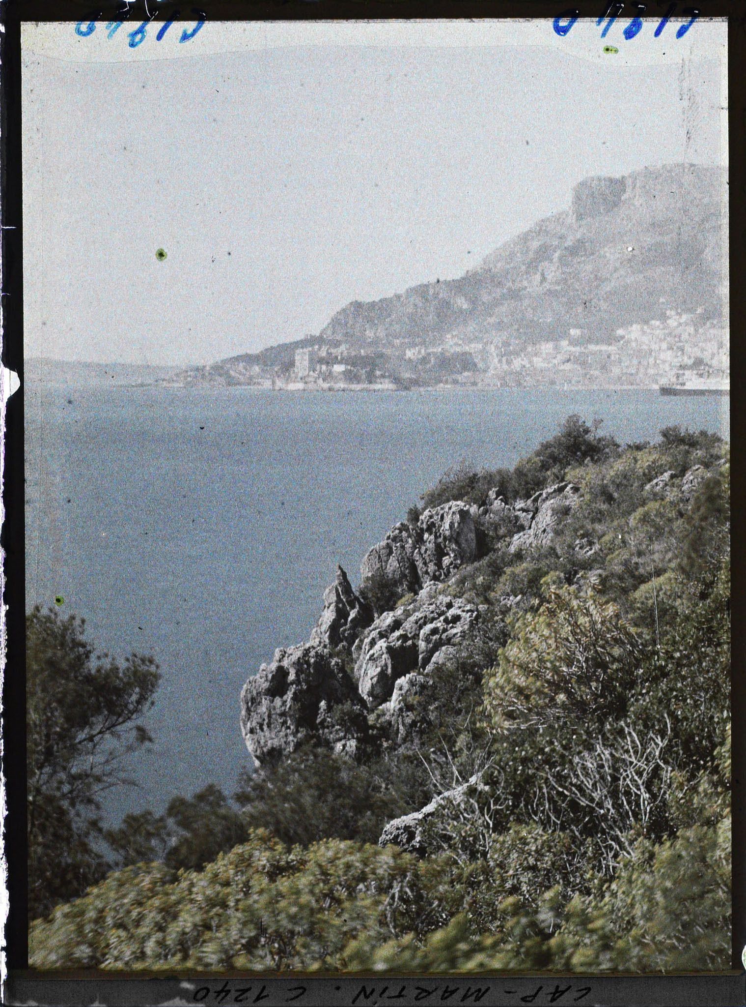 Image représentant Pointe rocheuse proche de la villa Kahn, dite villa Zamir, vue en direction de Monaco