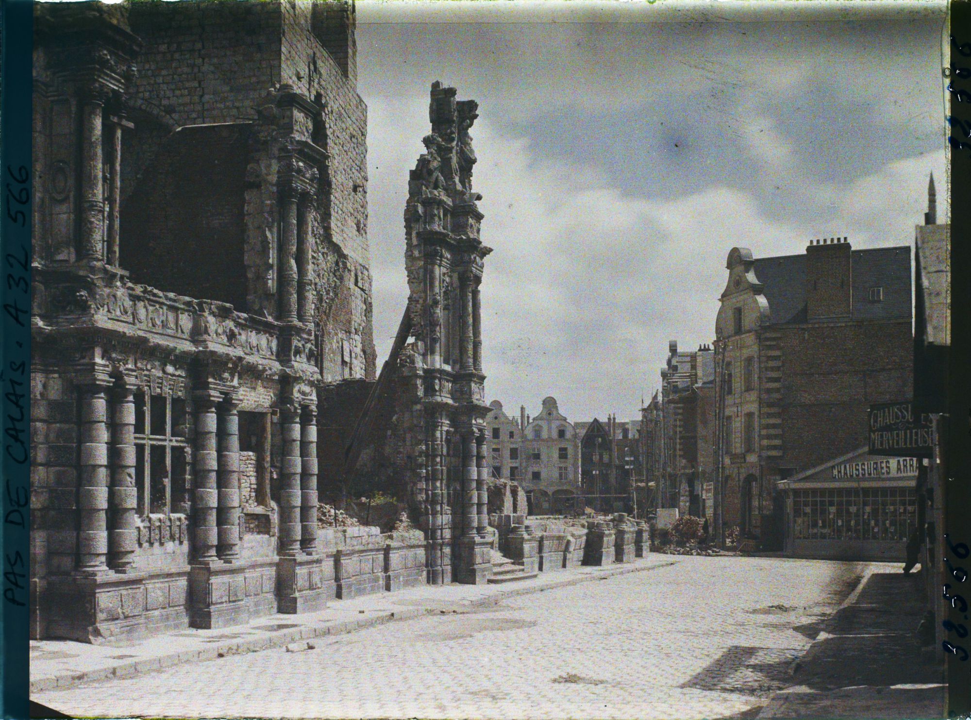 Image représentant France, Arras, Hôtel de Ville et vue vers la petite Place