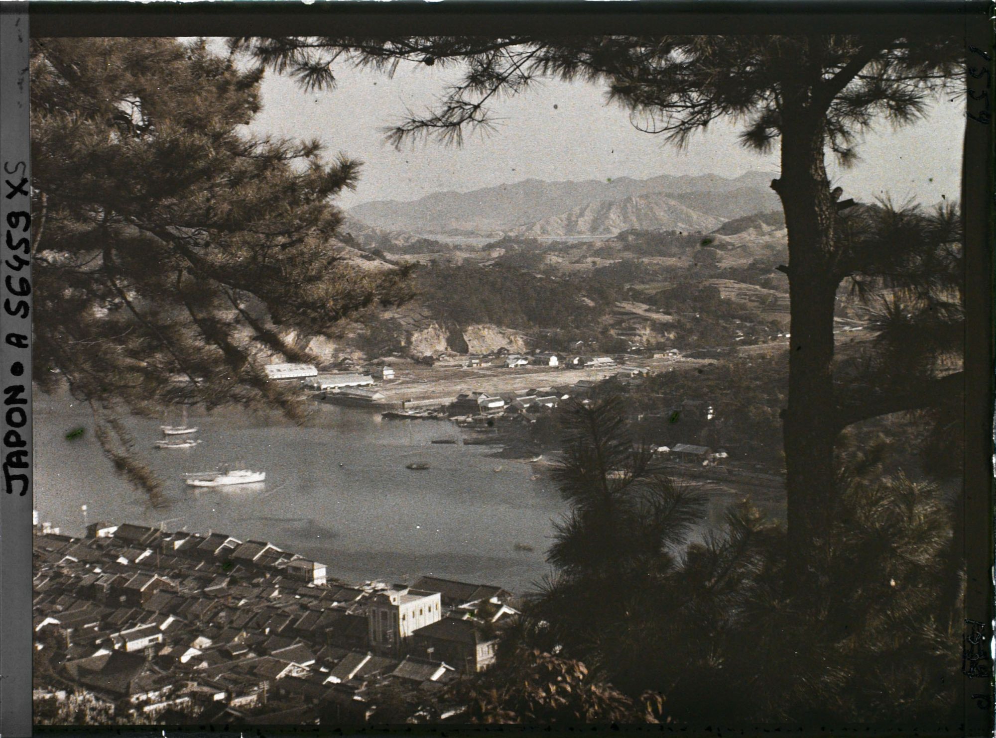 Image représentant Les chantiers navals du quartier Mukaishimacho sur l'île de Mukô-jima