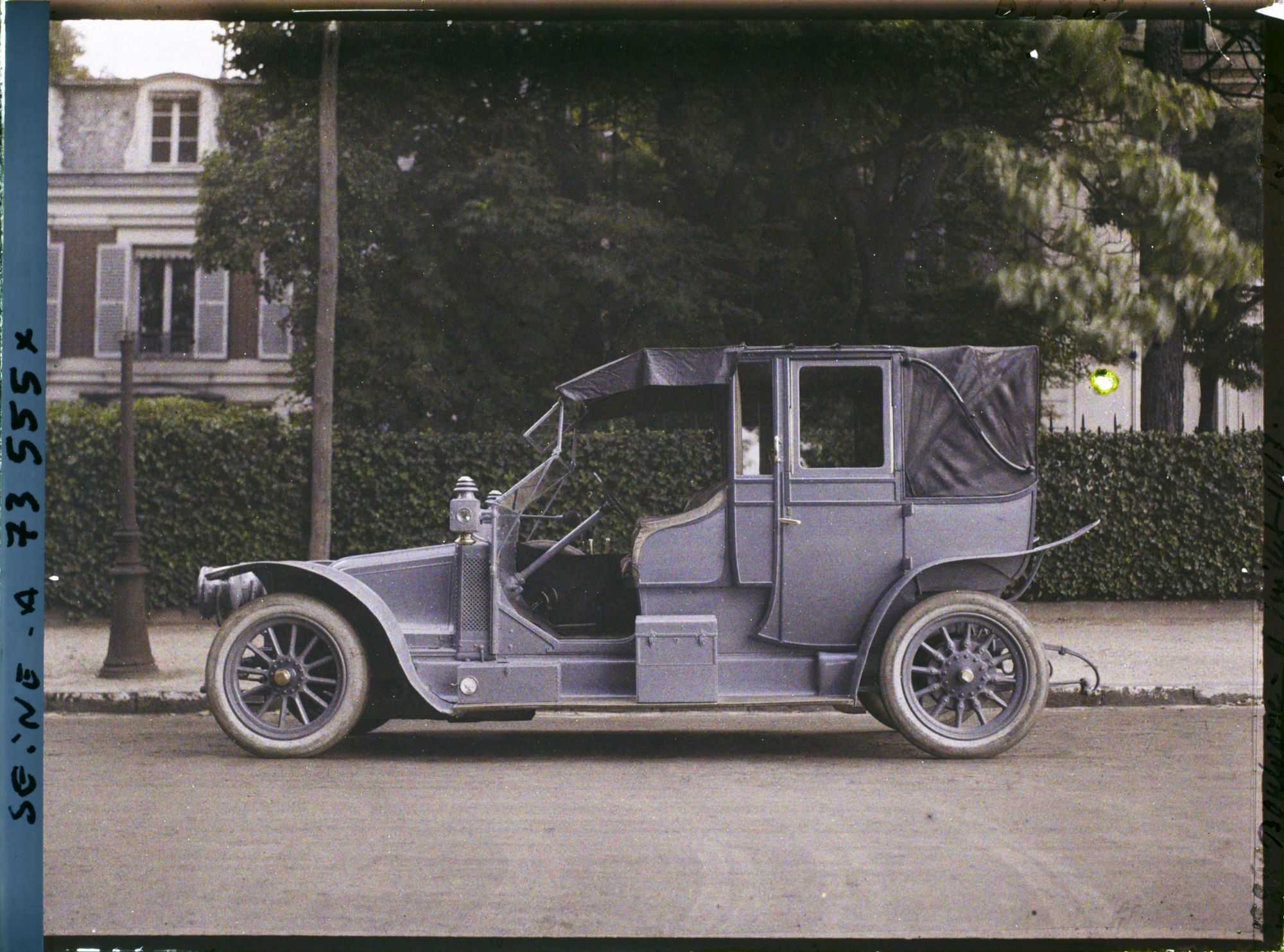 Image représentant Automobile de la marque Renault appartenant à Albert Kahn, garée quai du Quatre-Septembre