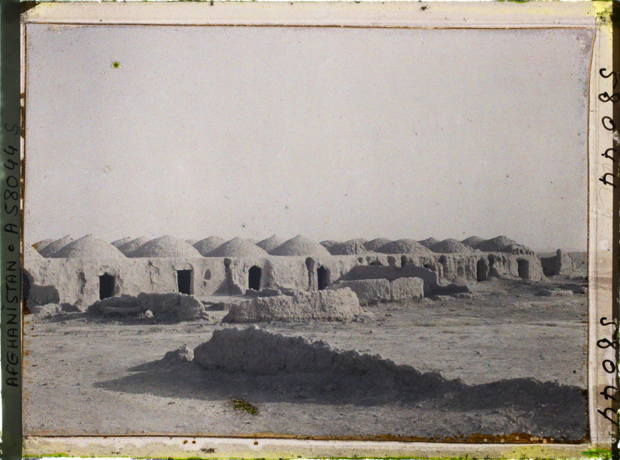 Image représentant Le village abandonné : dômes de boue séchée protégeant du vent et du soleil