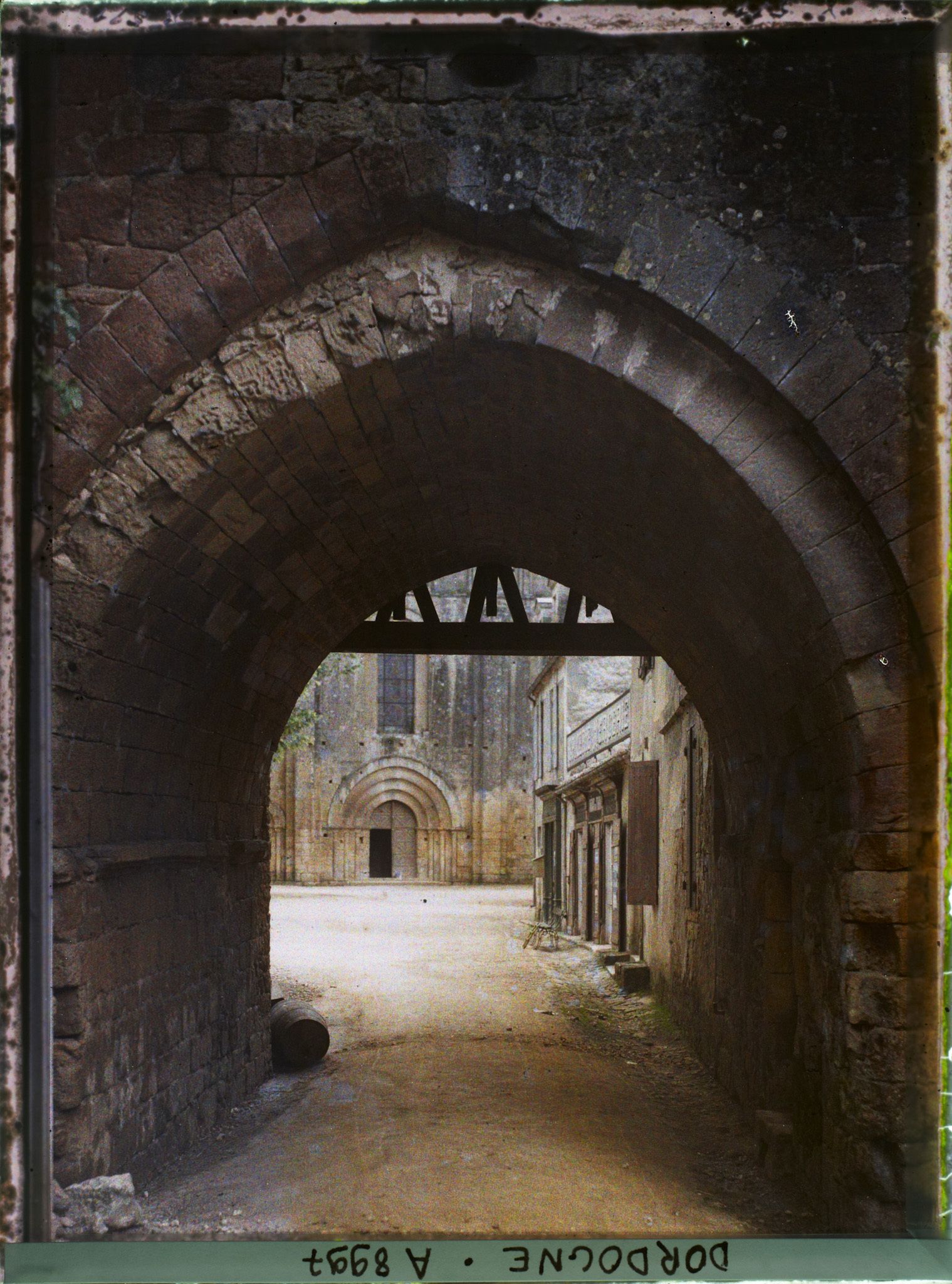 Image représentant France, Cadouin, L'arcade et la façade de l'église (mollasse tertiaire)