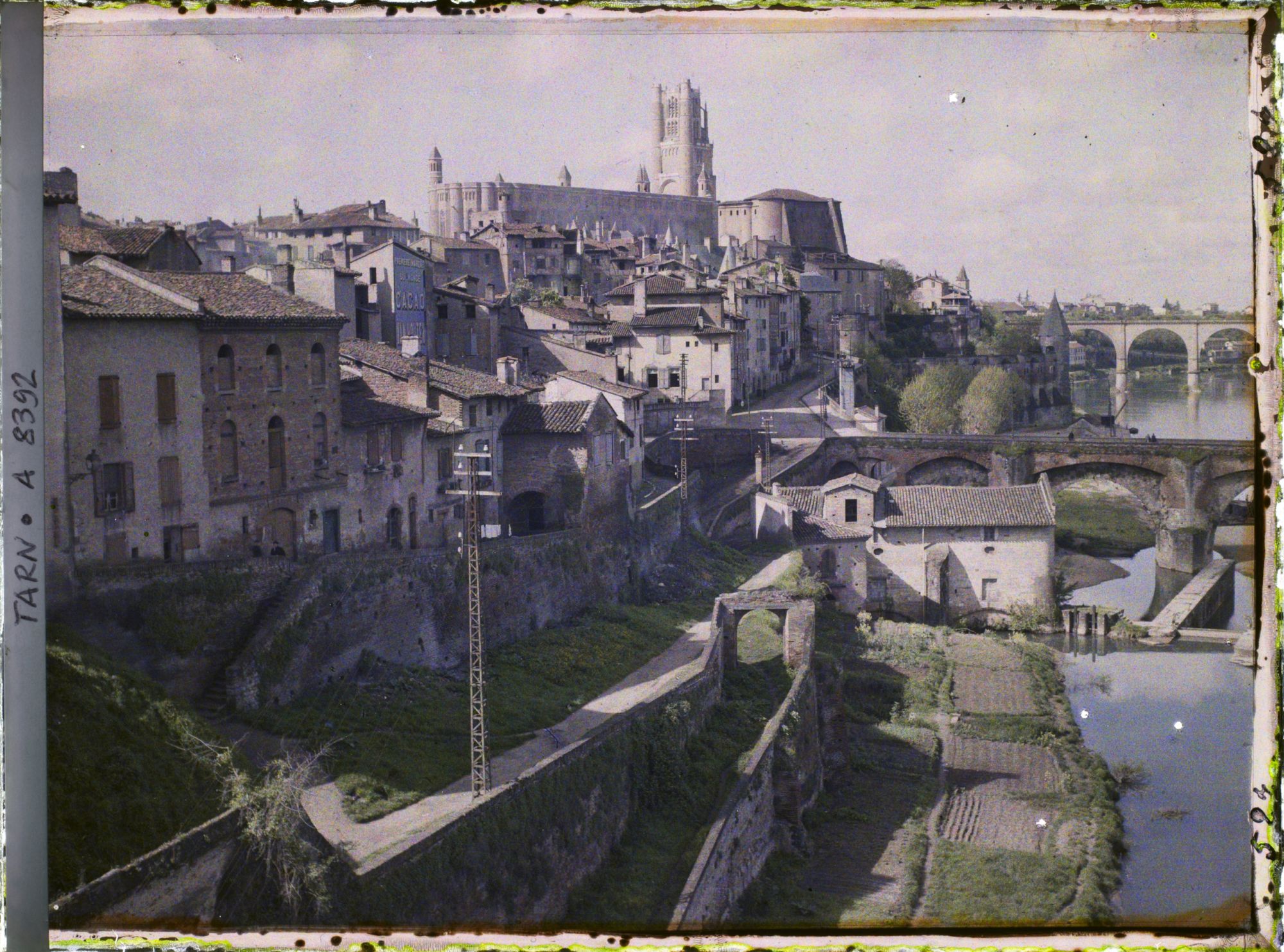 Image représentant Vue prise depuis le Pont Neuf, au dessus du Tarn, avec la cathédrale Sainte-Cécile