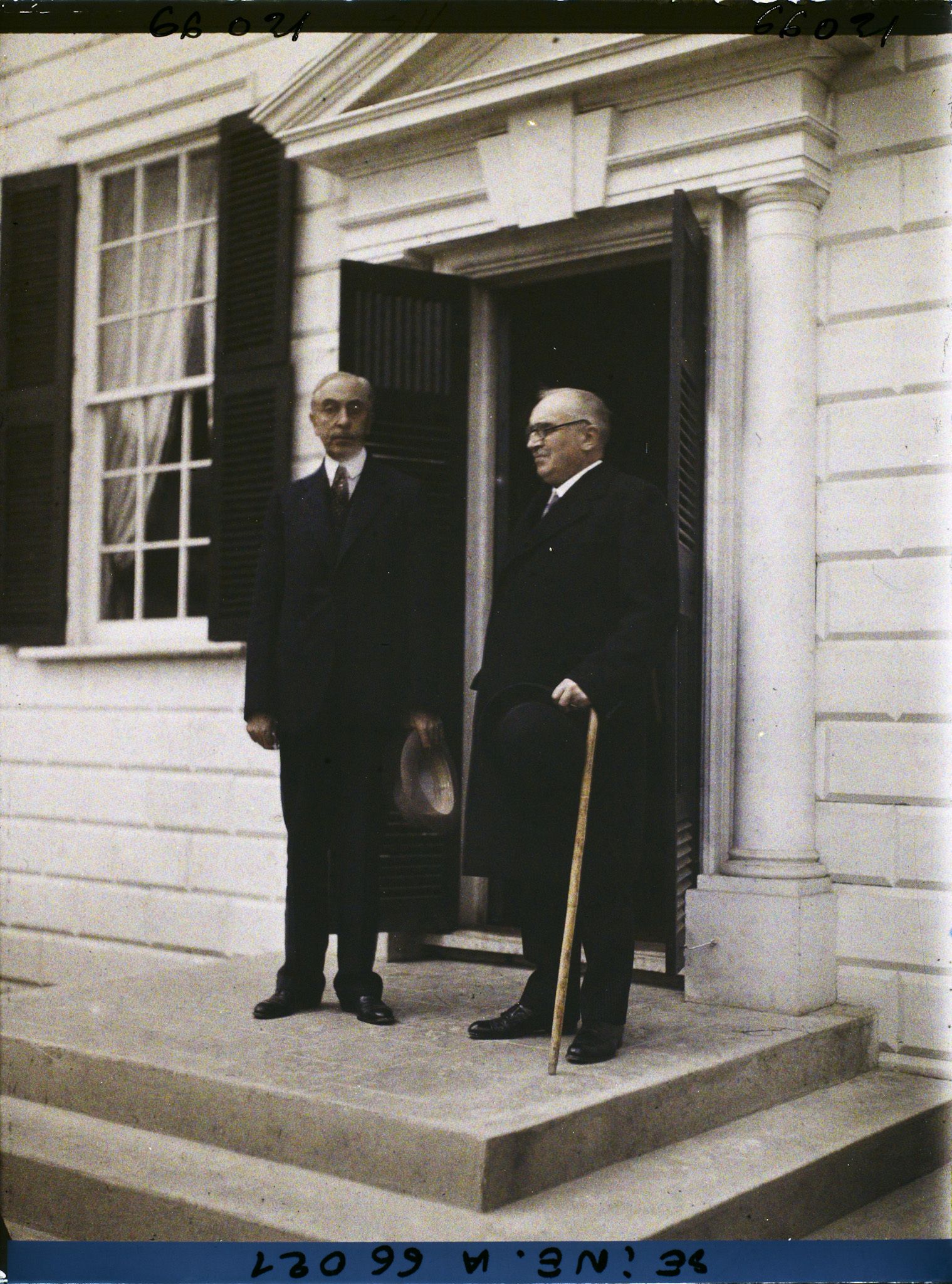 Image représentant L'Exposition Coloniale Internationale de 1931, Paul Claudel, ambassadeur de France aux États-Unis, sur le perron de la maison de Georges Washington ou maison du Mount Vernon