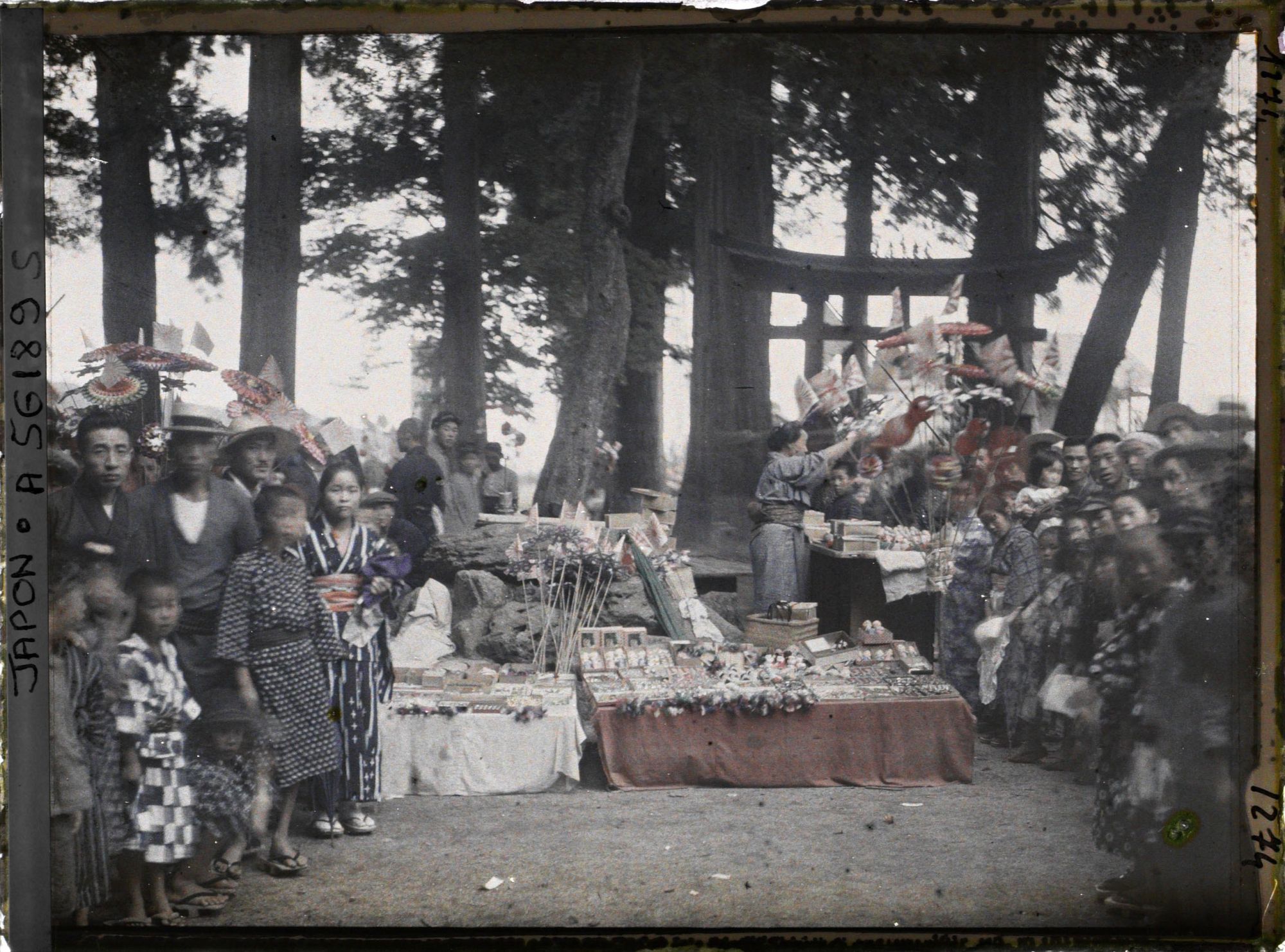 Image représentant Marchande de poupées, jouets et drapeaux aux abords d'un sanctuaire, le jour de la fête du village