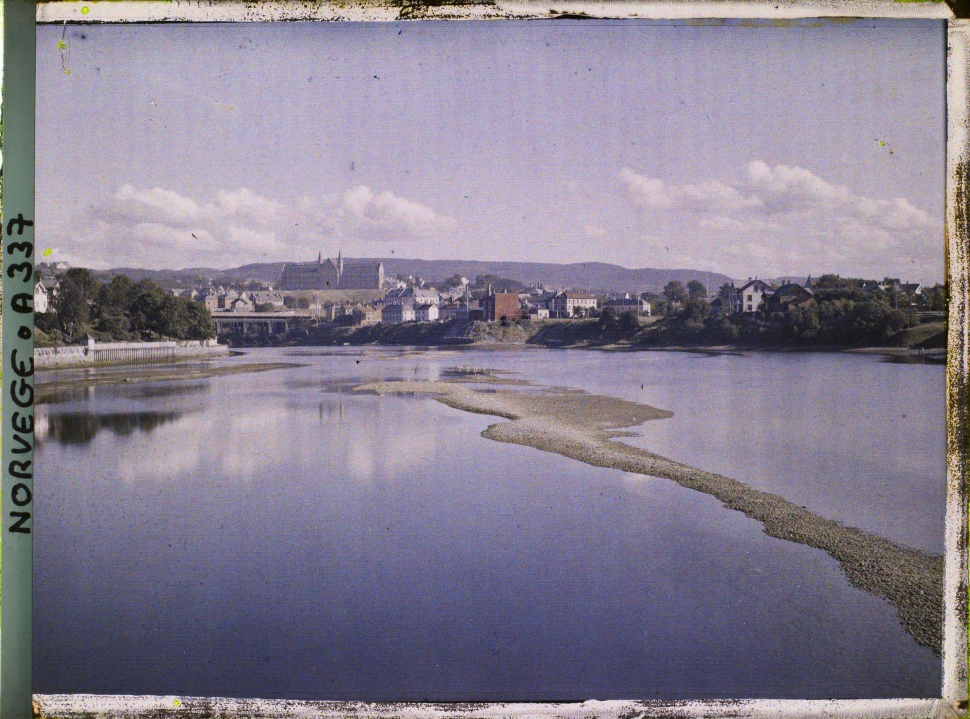 Image représentant L'embouchure de la Nidelva avec au fond l'Université norvégienne de science et technologie