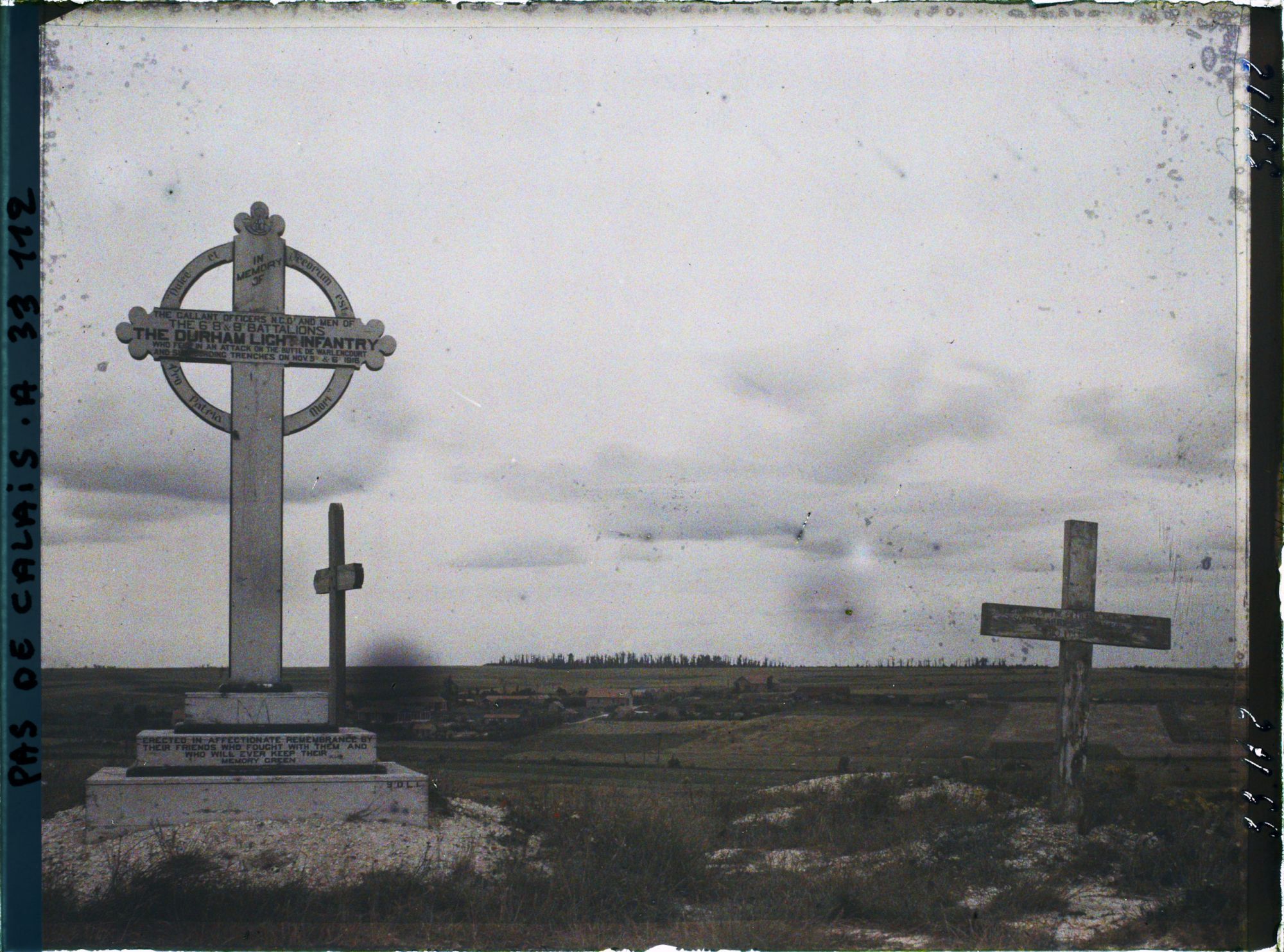 Image représentant France, Warlencourt, Monument anglais du Sommet de la butte, au fond, le Village de Warlencourt