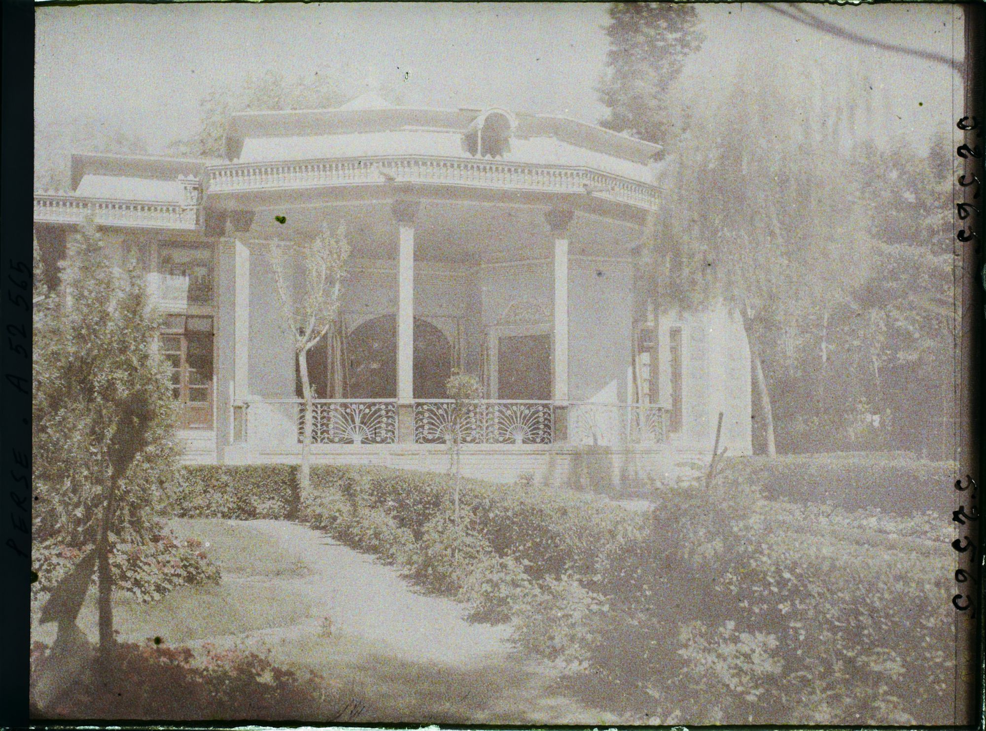 Image représentant Tombeau de famille dans le jardin d'un notable (pavillon d'un notable)