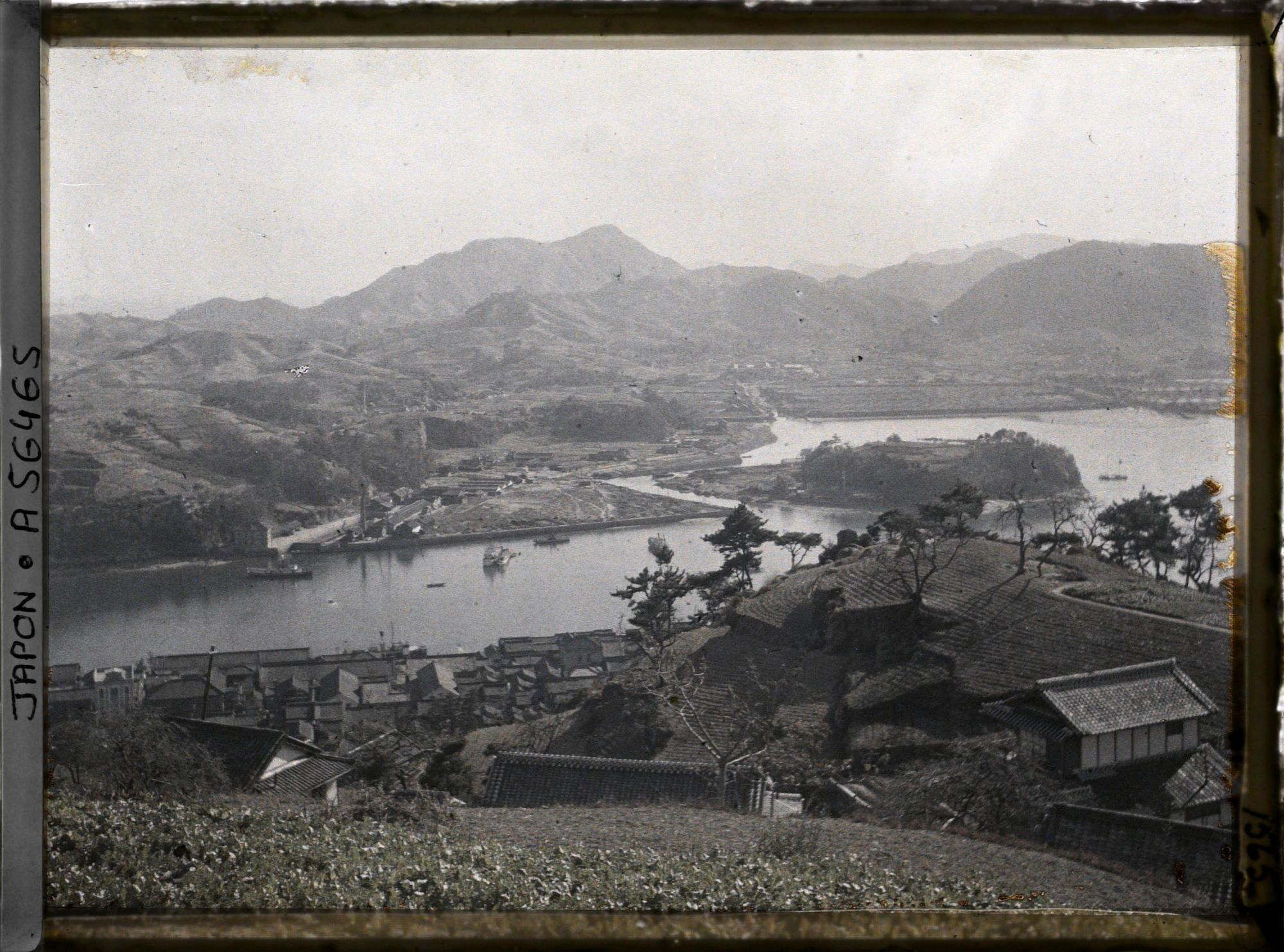 Image représentant Les chantiers navals et les usines du quartier Mukaishimanaka sur l'île de Mukô-jima