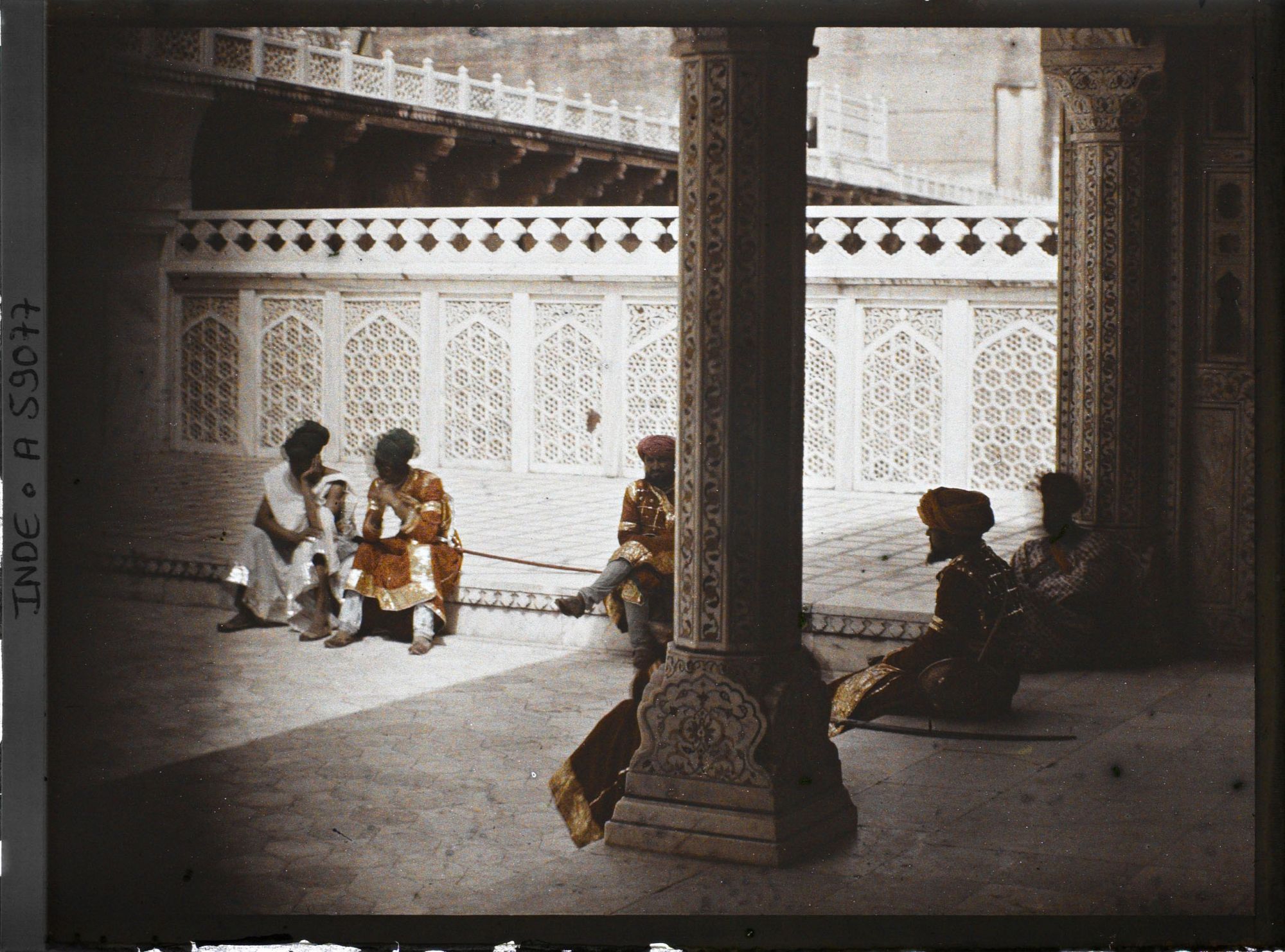 Image représentant Des gardes en costumes anciens sur une terrasse dans le fort Rouge (Lal Qila)