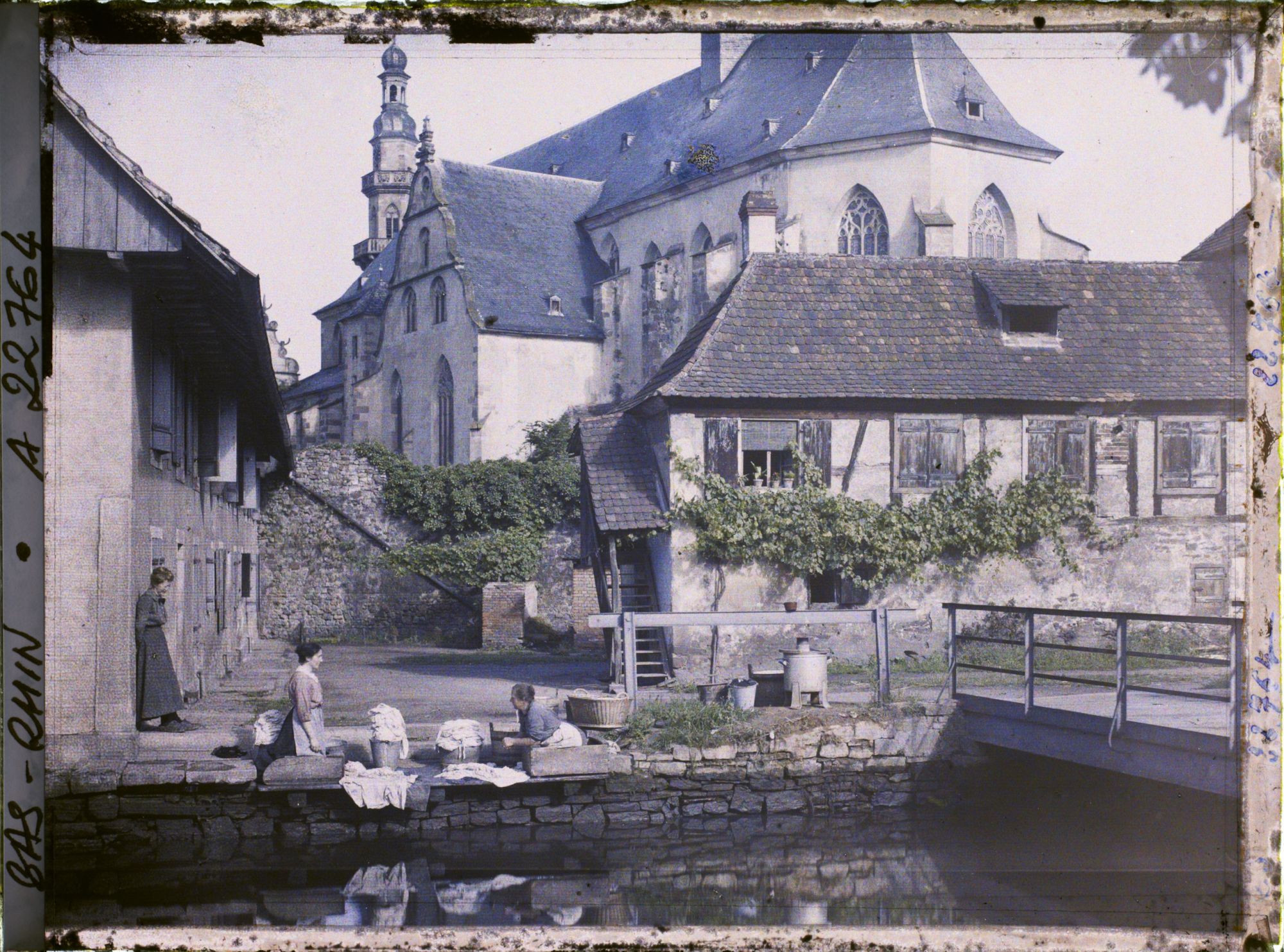 Image représentant France, Molsheim, Ferme et laveuse sur les bords de la Brucke