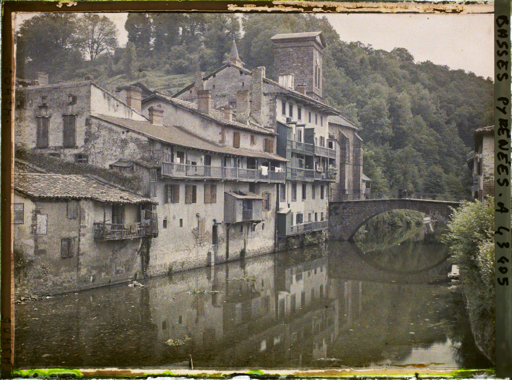 Image représentant France , St Jean-Pied de Port, Vieux quartier au bord de l'eau