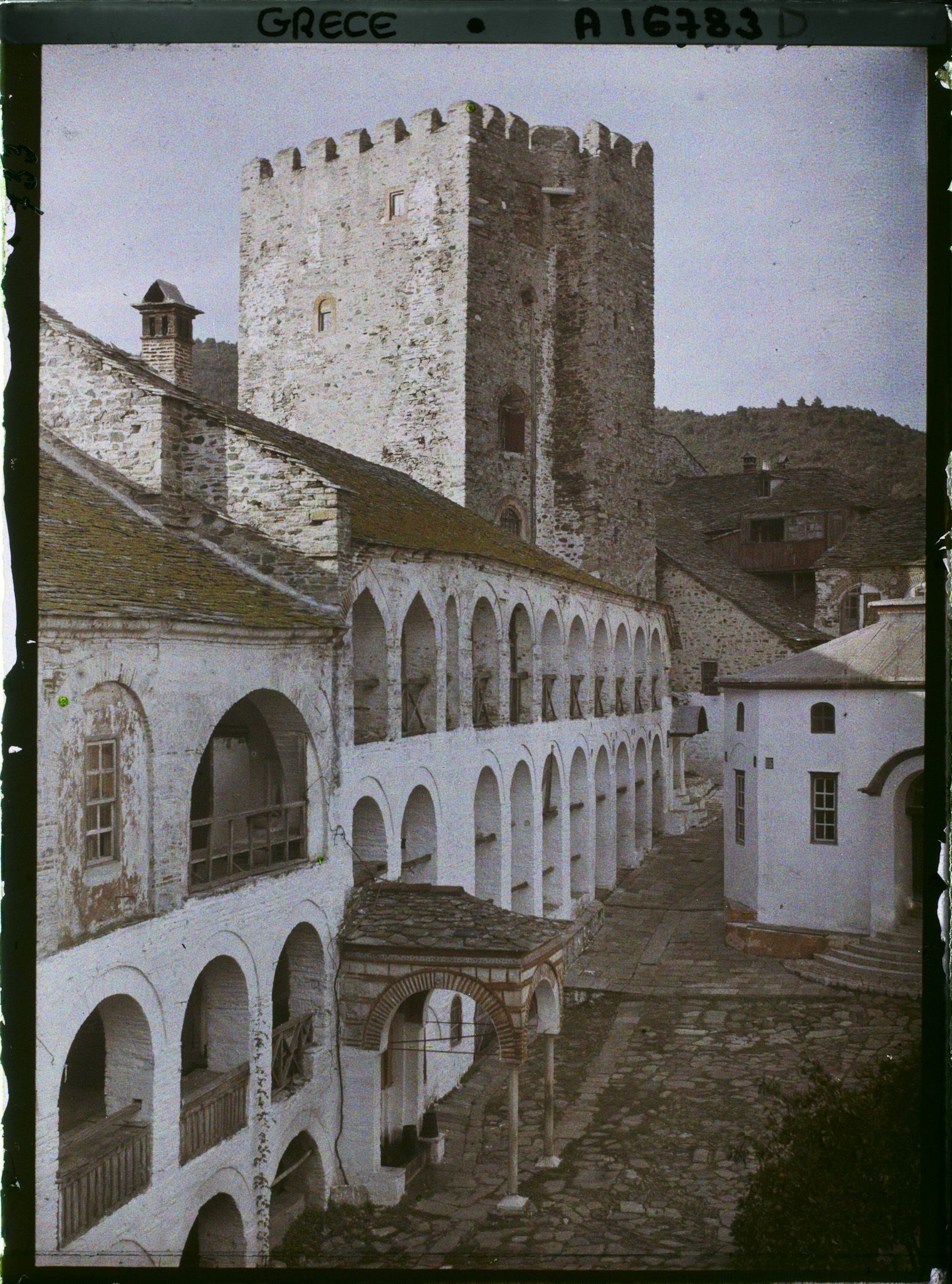 Image représentant Mont Athos, Pantokrator, Une vue sur la Cour et la Tour du Monastère