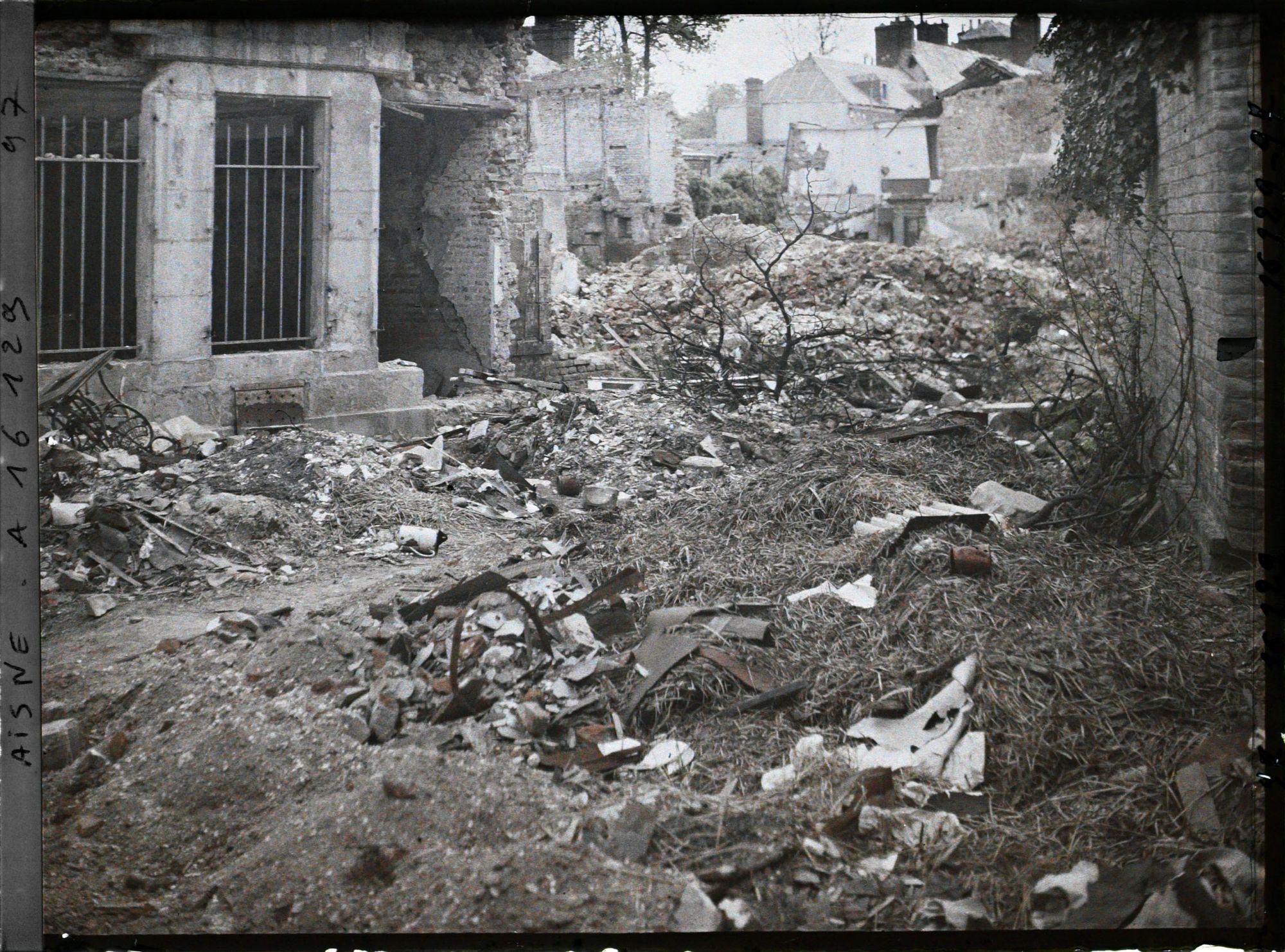 Image représentant France, St Quentin, La rue devant le Mont de Piété