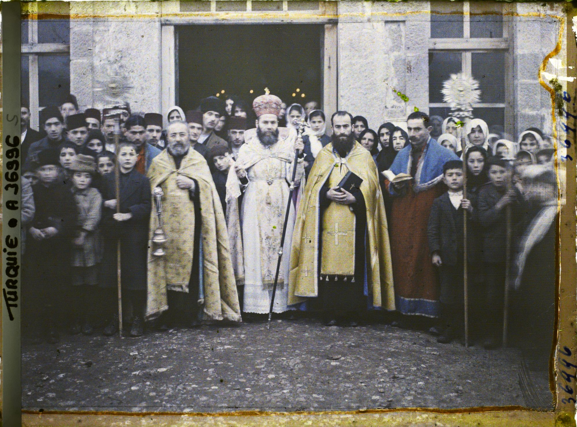 Image représentant Prêtres arméniens catholiques devant leur chapelle