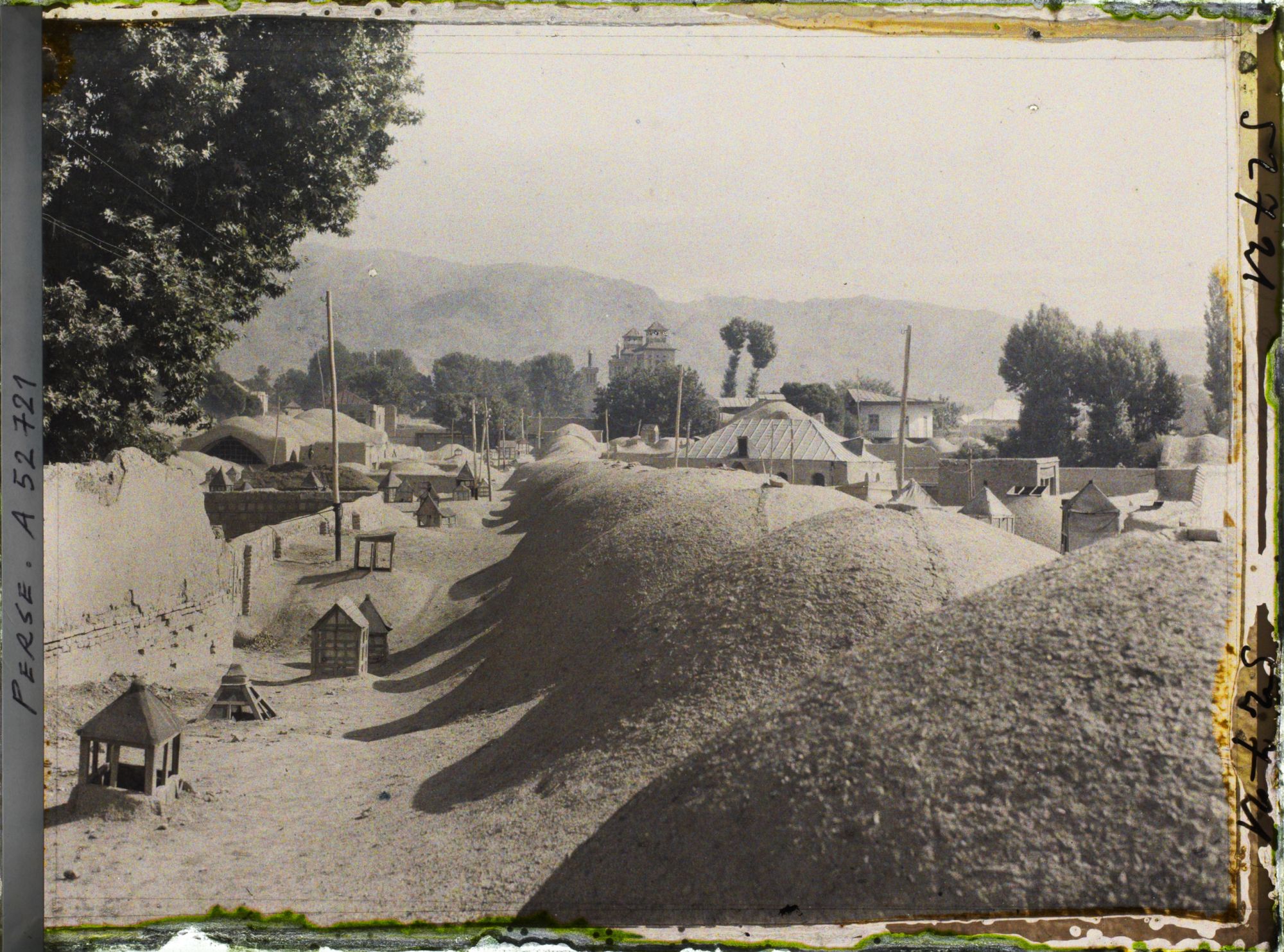 Image représentant Les toits des rues couvertes du bazar. On aperçoit les deux tours de Shams-ol Emareh qui marque l'entrée de l'Arg (la citadelle royale)