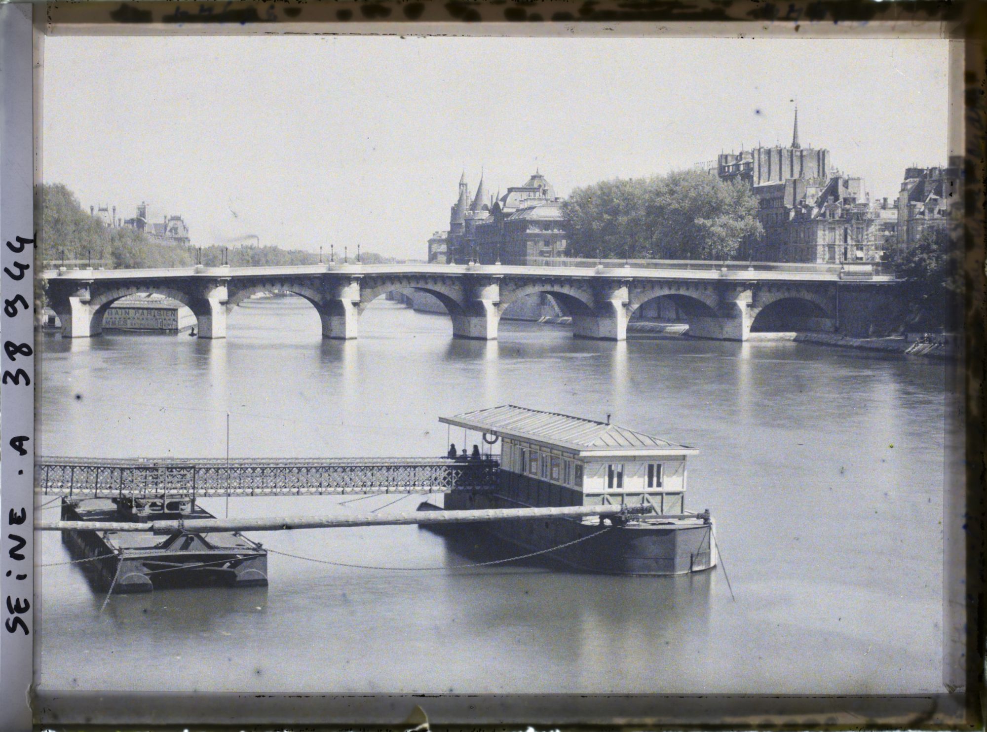 Image représentant Le Pont-Neuf et la Conciergerie depuis le pont des Arts
