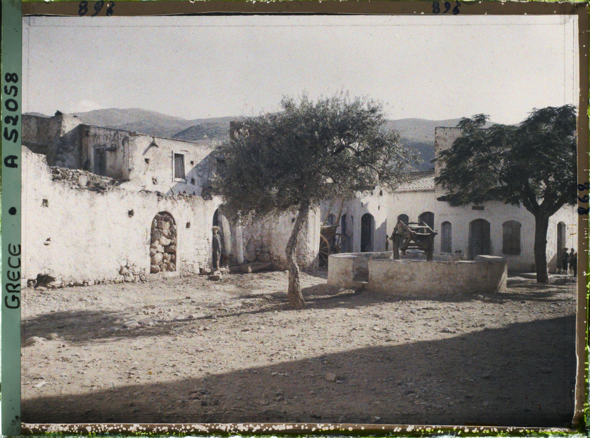 Image représentant La place de l'église du village de Malia