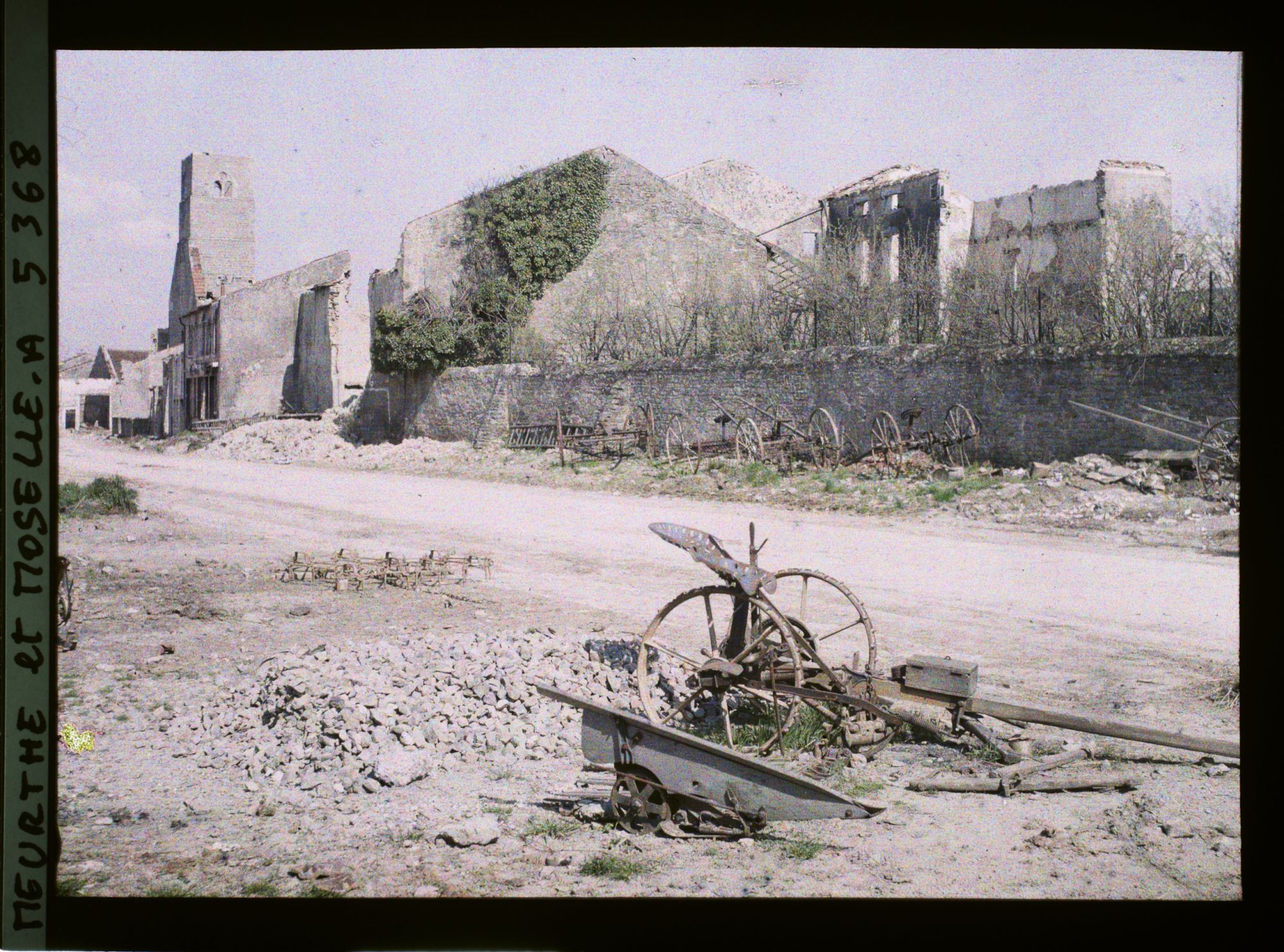 Image représentant France, Haraucourt, La route et ce qui reste de l'Eglise