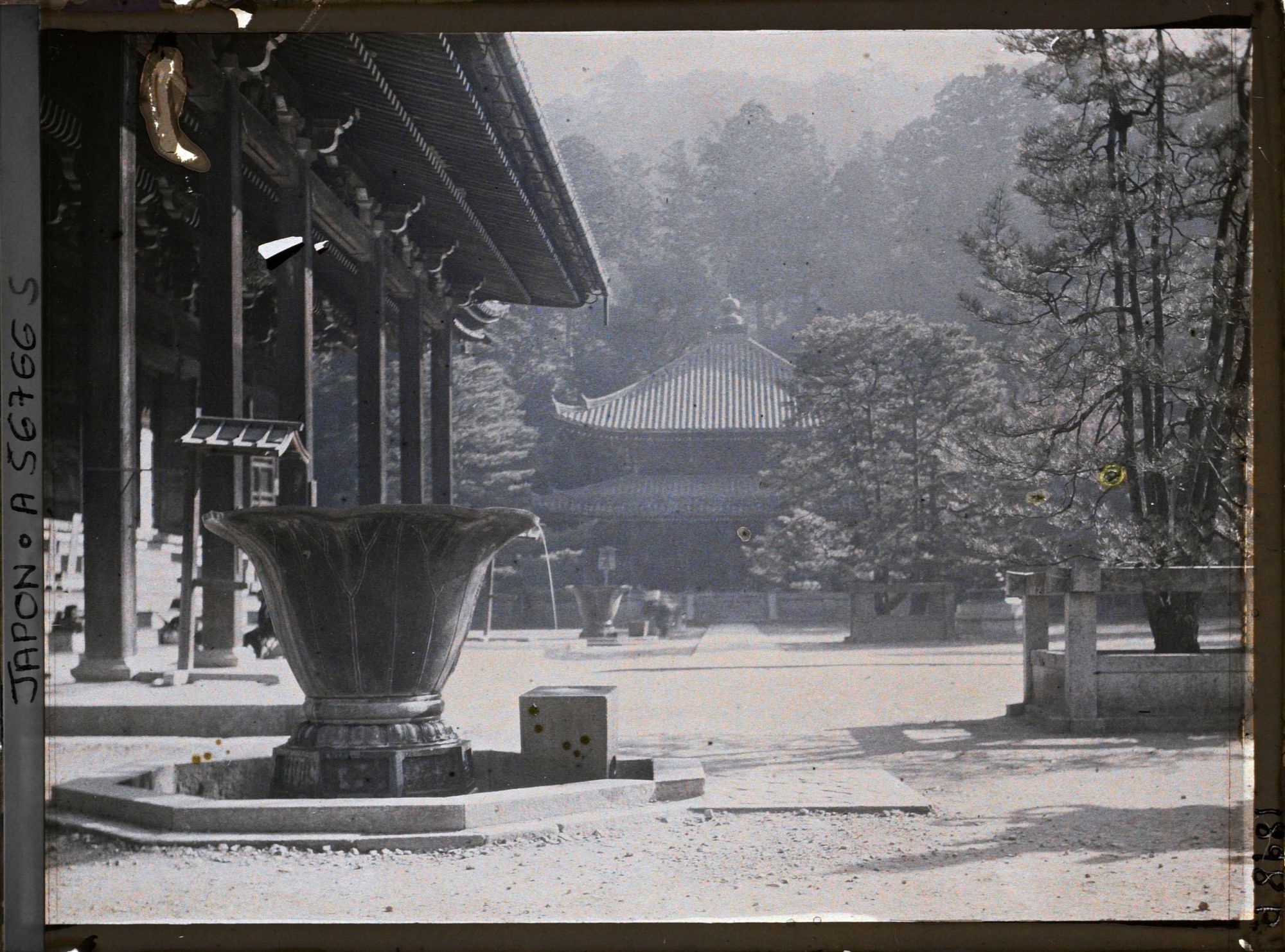 Image représentant Le temple Chion-in : temizuya (fontaine pour les ablutions) devant le hall principal du Chion-in (Mieidô)