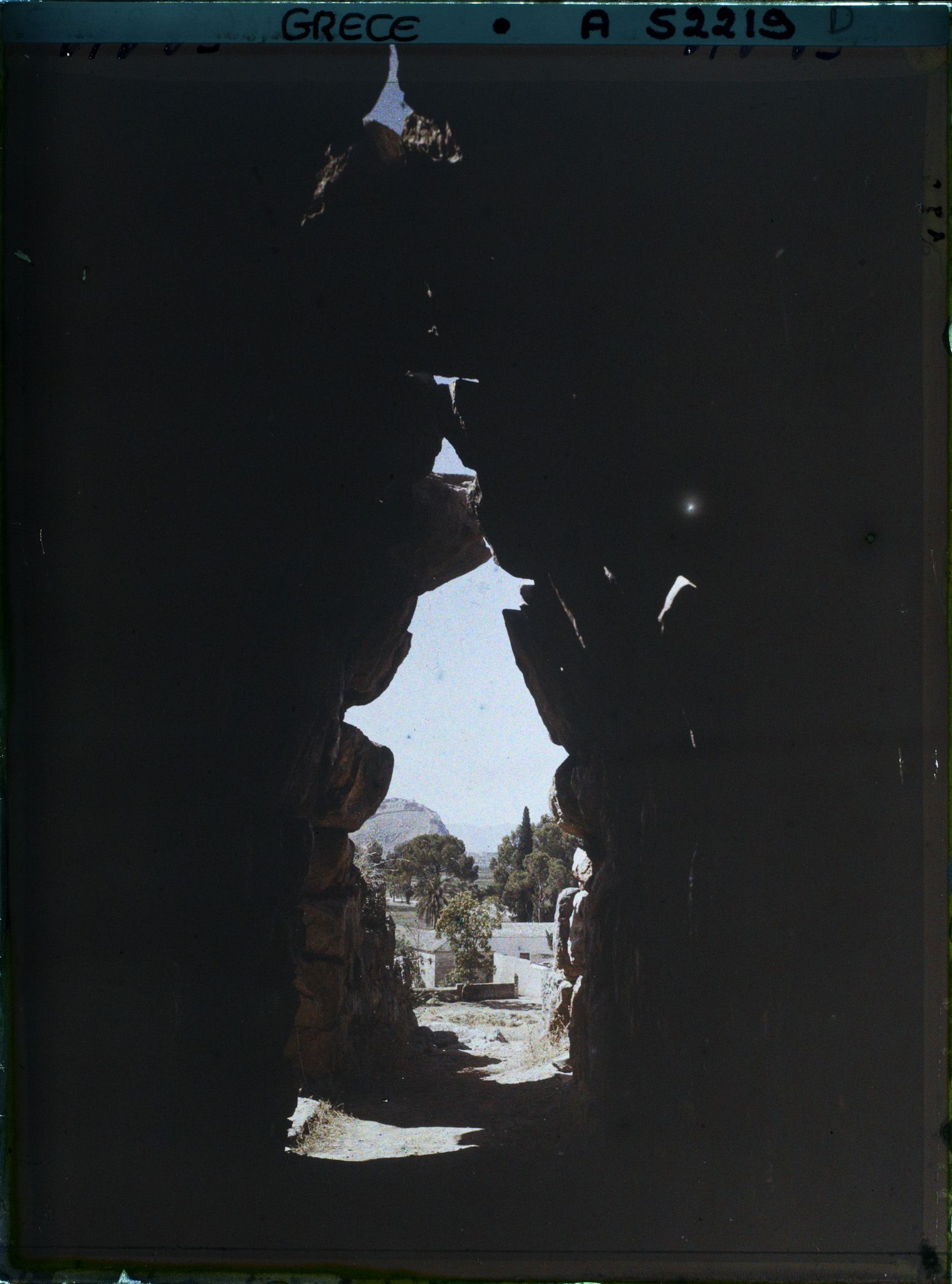Image représentant Sous la galerie couverte desservant les casemates du bastion sud de la citadelle. Au fond, le rocher de Nauplie