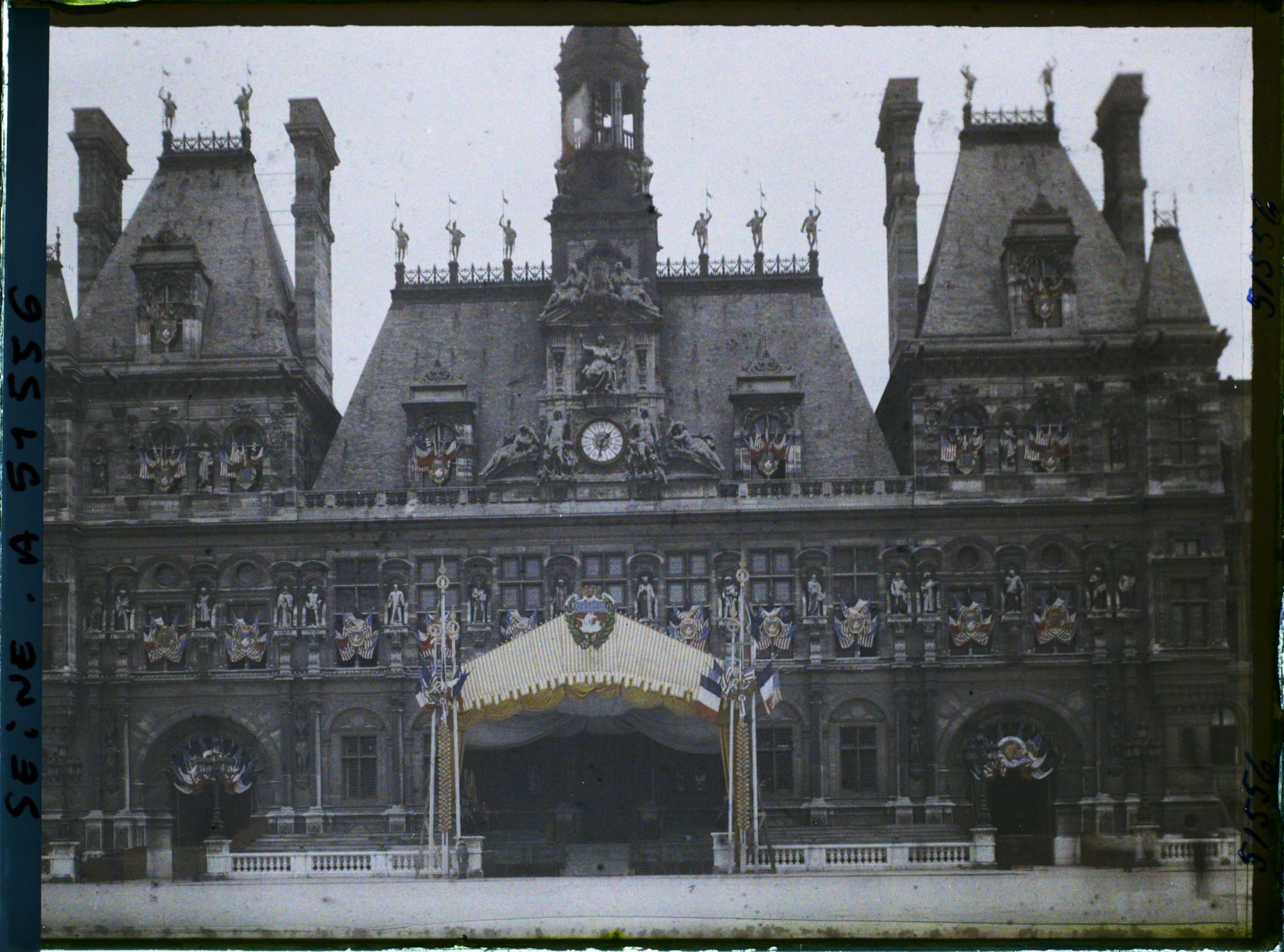 Image représentant Décorations à l'Hôtel-de-Ville pour le 9ème congrès de la Légion Américaine (American Legion)