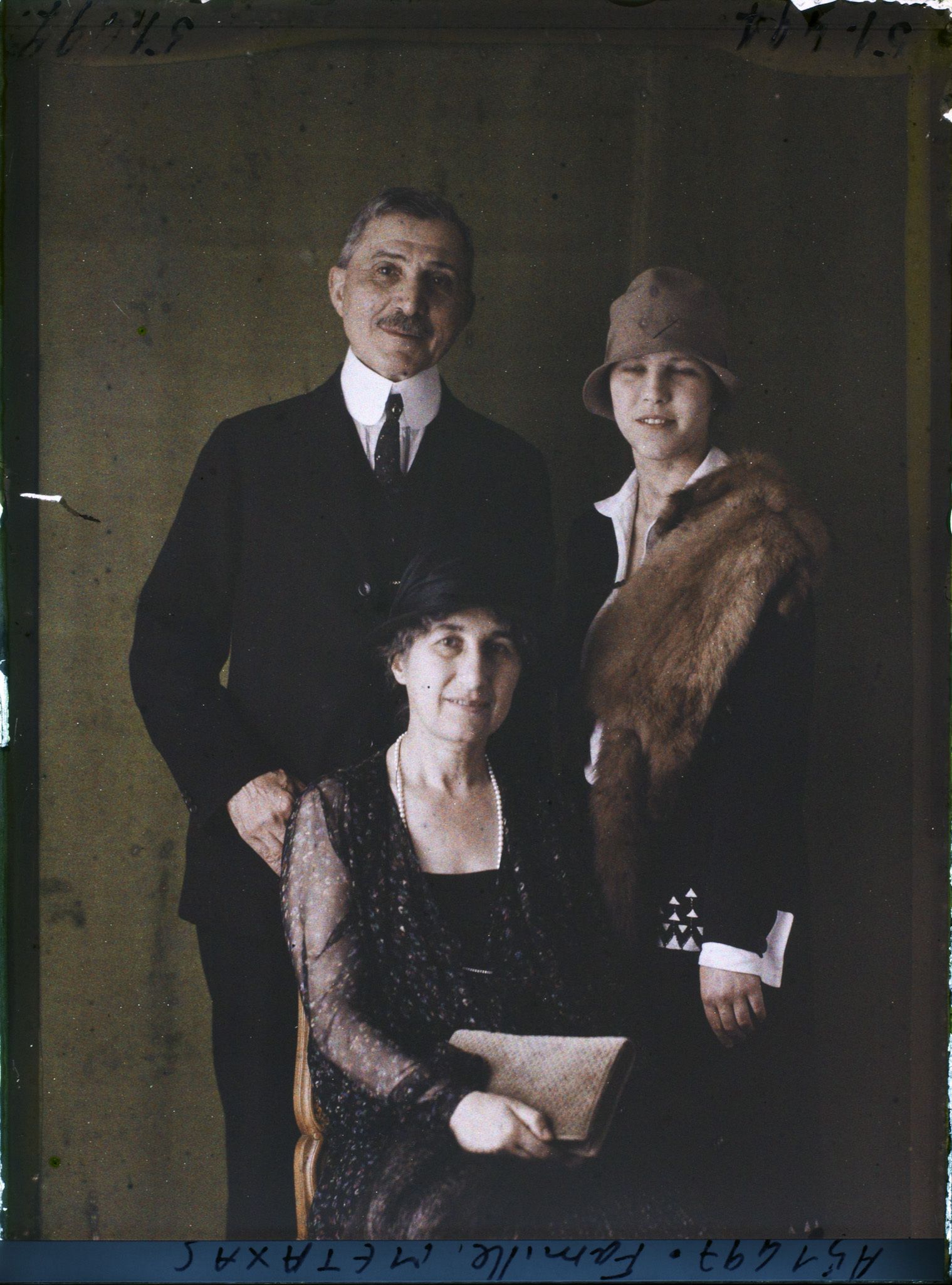 Image représentant Monsieur Métaxa , Madame Métaxa  et Mademoiselle Métaxa