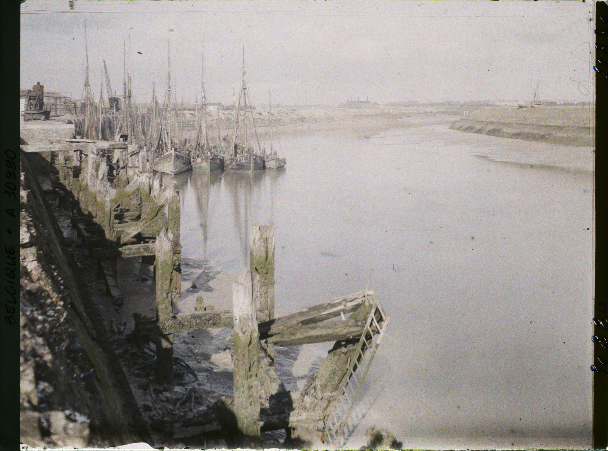 Image représentant Belgique, Nieuport, l'Yser vu vers l'amont