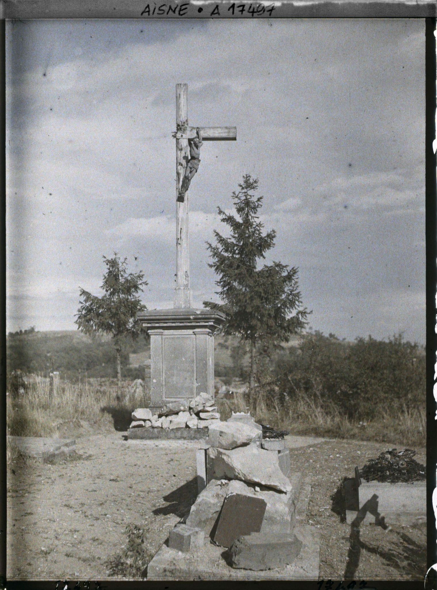 Image représentant France, Bourg et Comin, Le Christ du Cimetière de Bourg et Comin