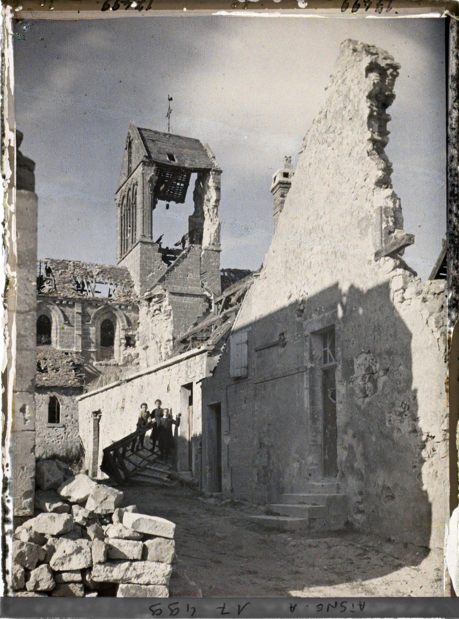 Image représentant France, Bourg et Comin, L'Eglise, le Clocher et pan de mur