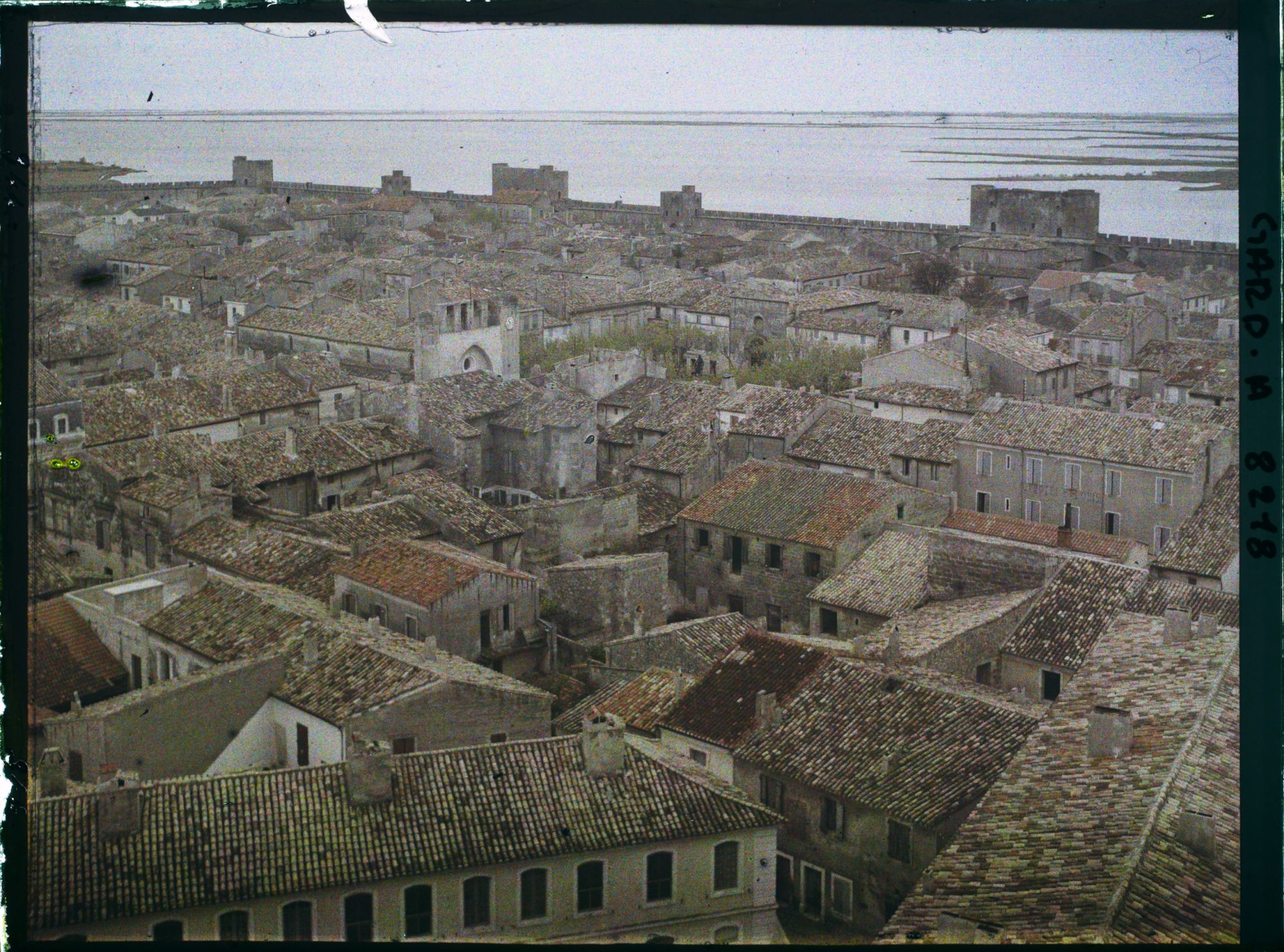 Image représentant La face nord des remparts avec tous les étangs dans le lointain